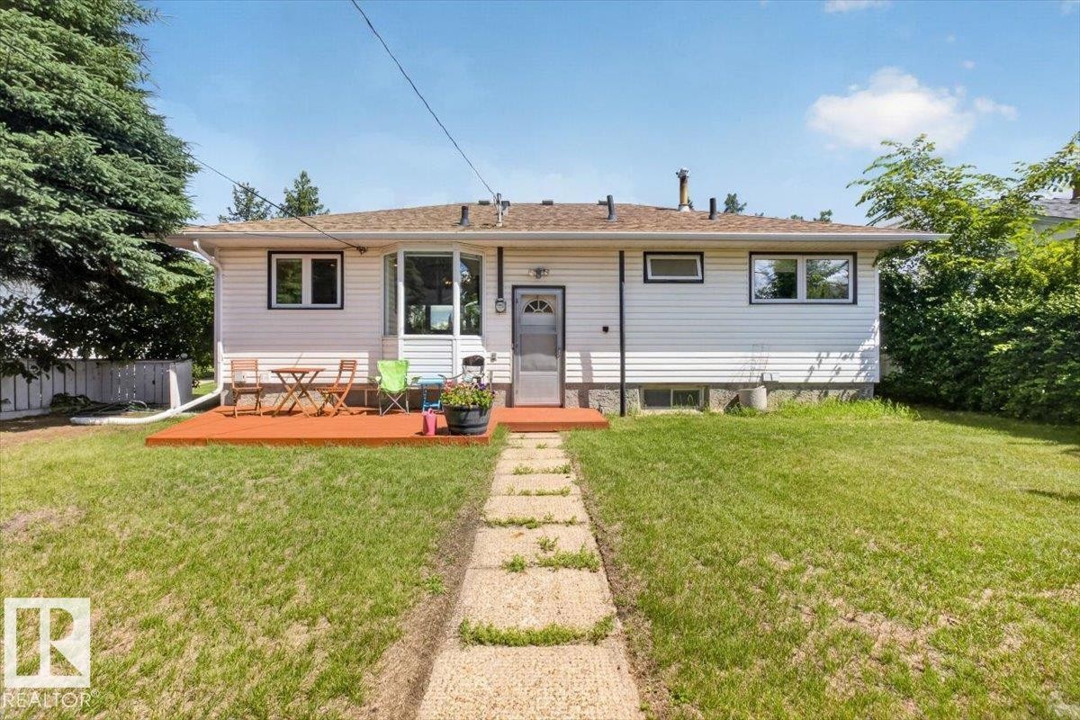 Expansive lawn featuring a concrete paver pathway - 10736 48 Street Nw, Edmonton, AB - Outdoor
