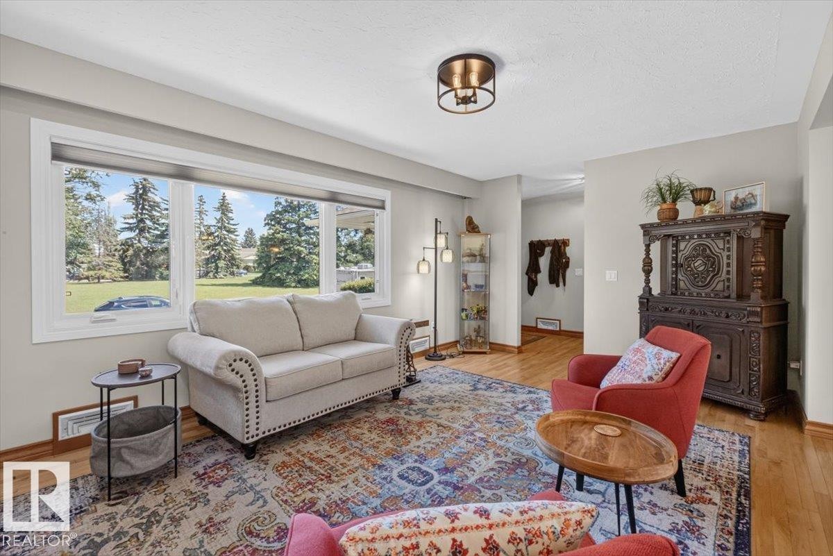 Expansive window overlooking exterior greenery - 10736 48 Street Nw, Edmonton, AB - Indoor Photo Showing Living Room