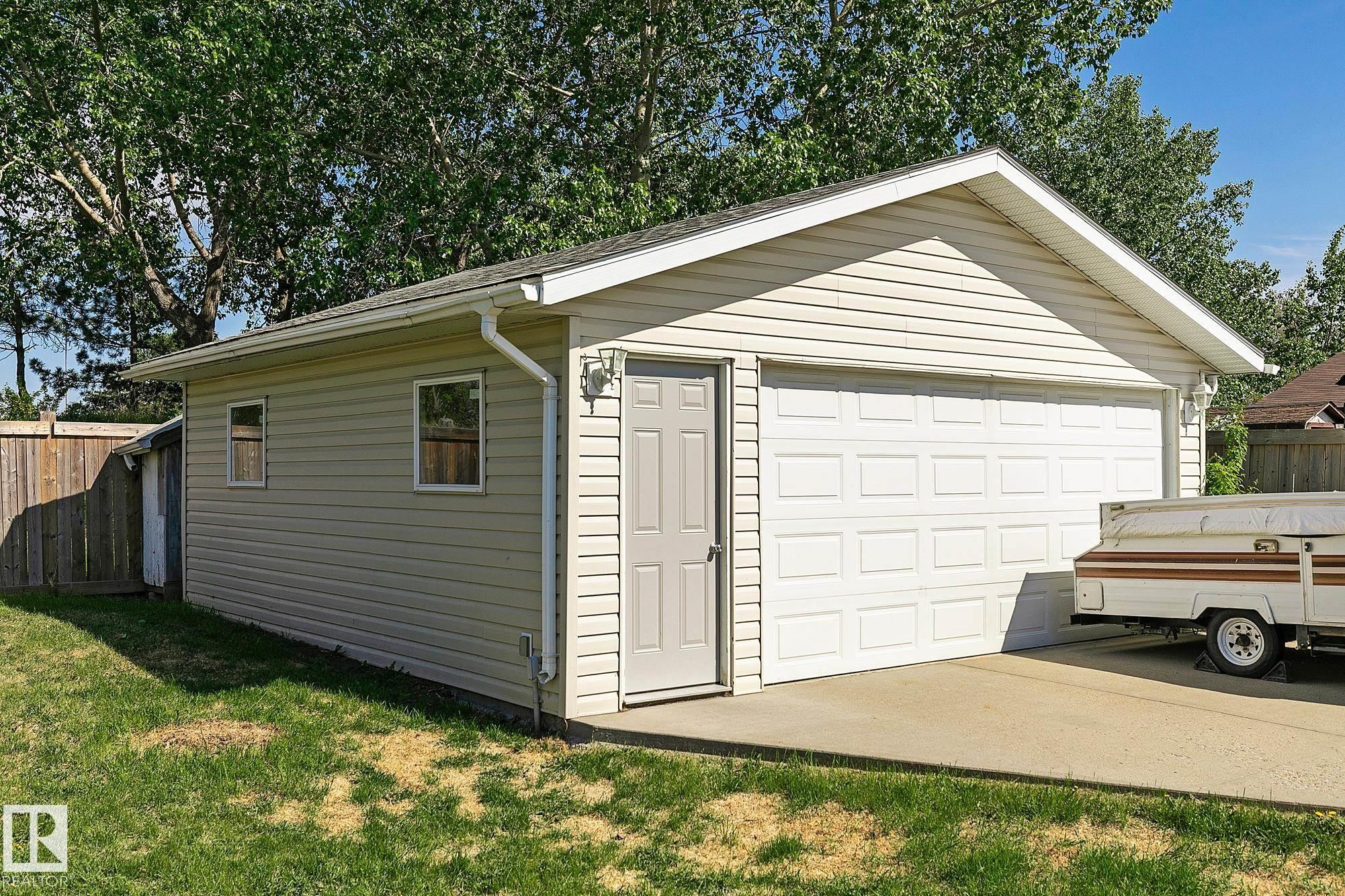 Detached two-car garage with light-colored siding and a side entry door - 17059 98 Street, Edmonton, AB - Outdoor With Exterior