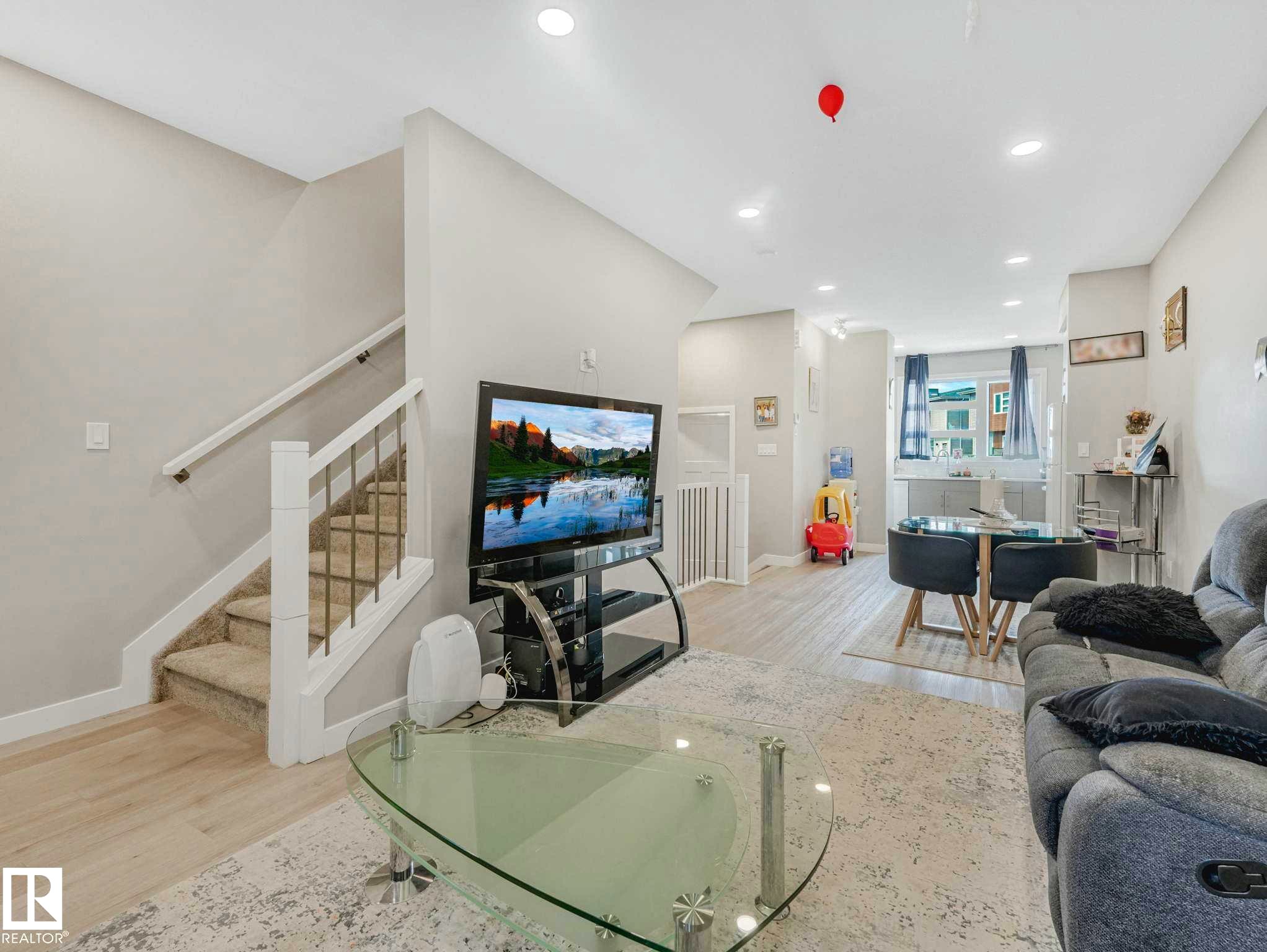 #92 17635 58 St Nw, Edmonton, AB - Indoor Photo Showing Living Room