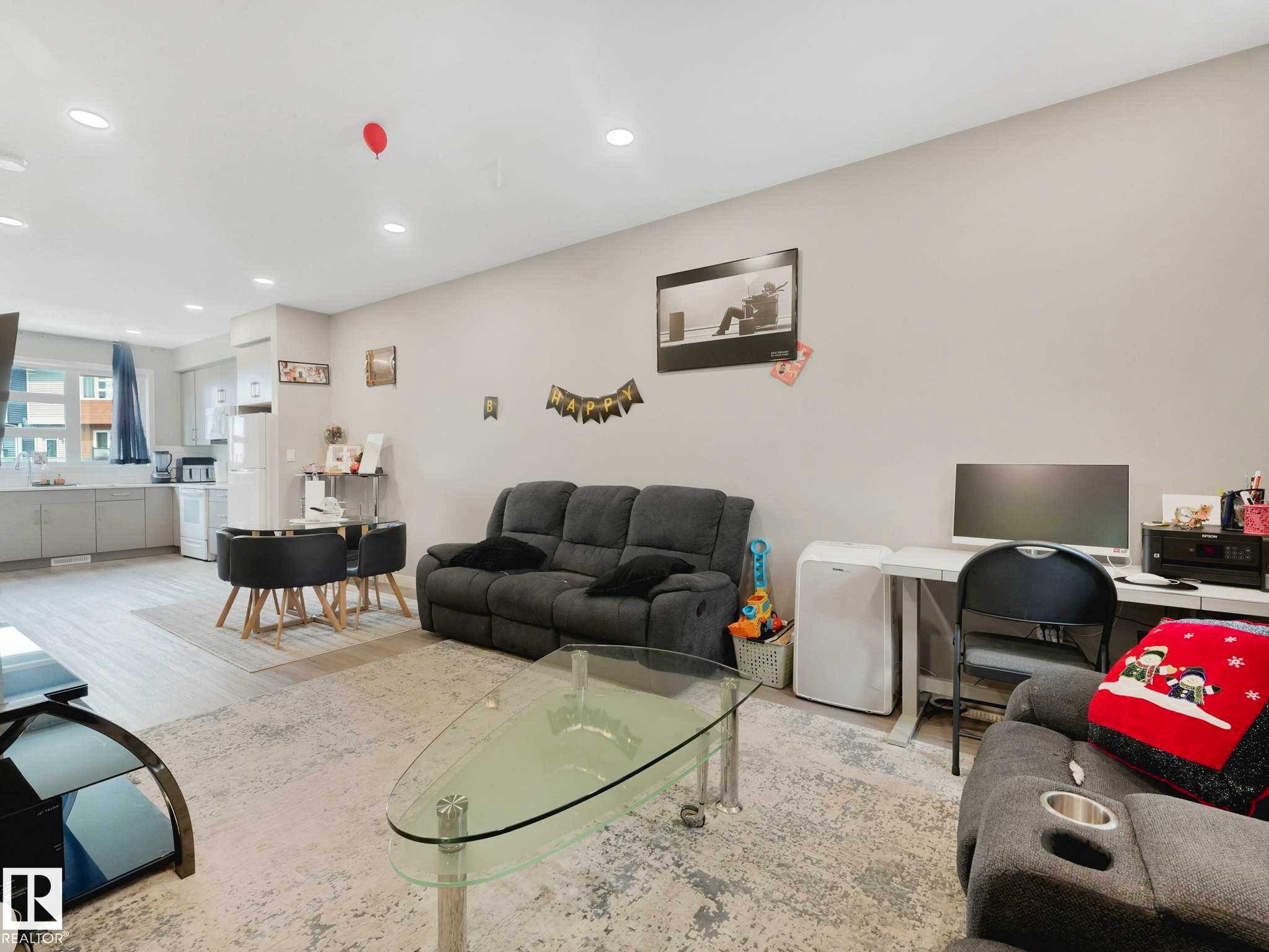 #92 17635 58 St Nw, Edmonton, AB - Indoor Photo Showing Living Room