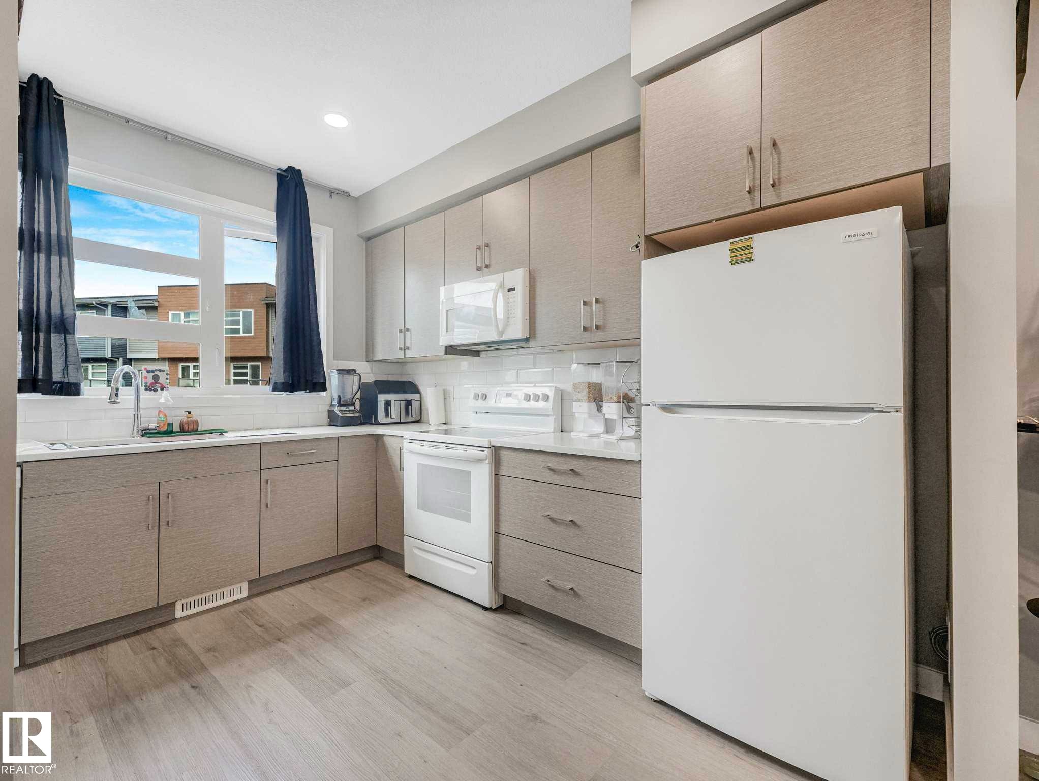 #92 17635 58 St Nw, Edmonton, AB - Indoor Photo Showing Kitchen