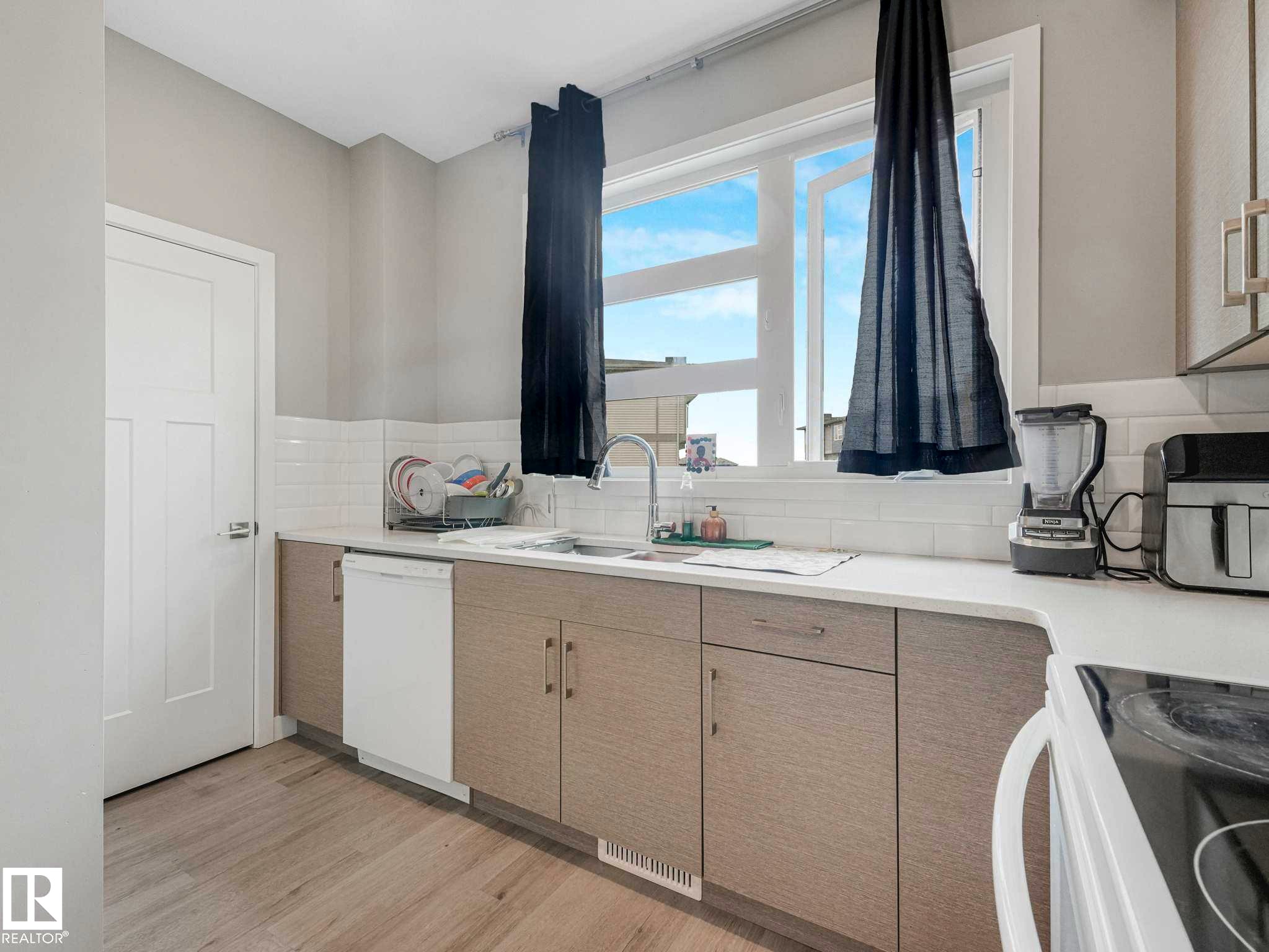 #92 17635 58 St Nw, Edmonton, AB - Indoor Photo Showing Kitchen