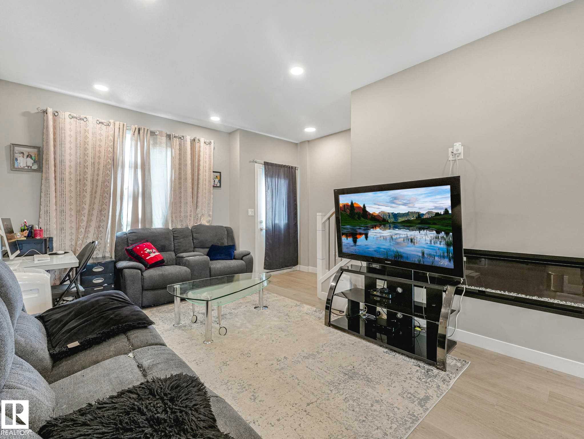 #92 17635 58 St Nw, Edmonton, AB - Indoor Photo Showing Living Room
