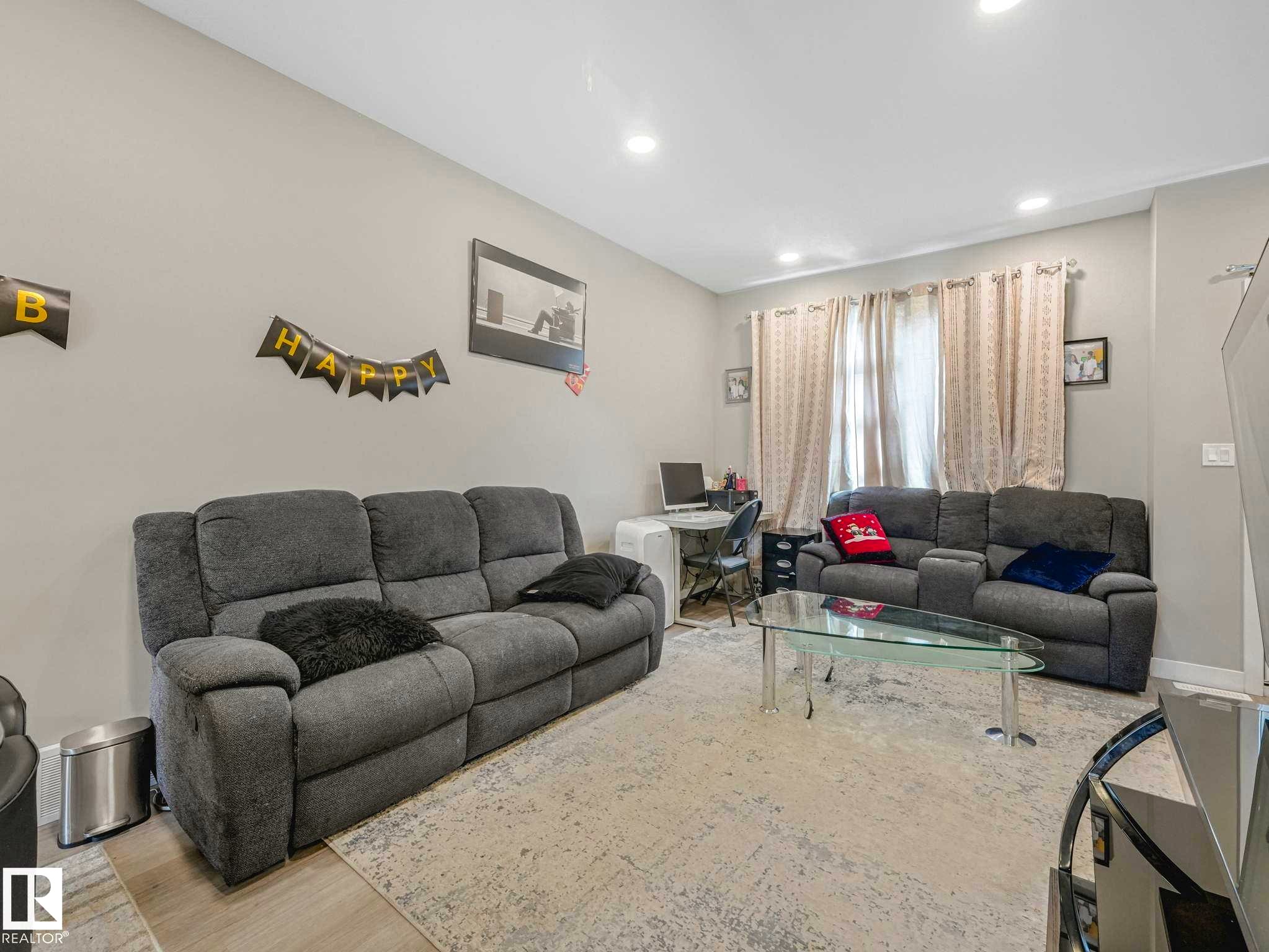 #92 17635 58 St Nw, Edmonton, AB - Indoor Photo Showing Living Room