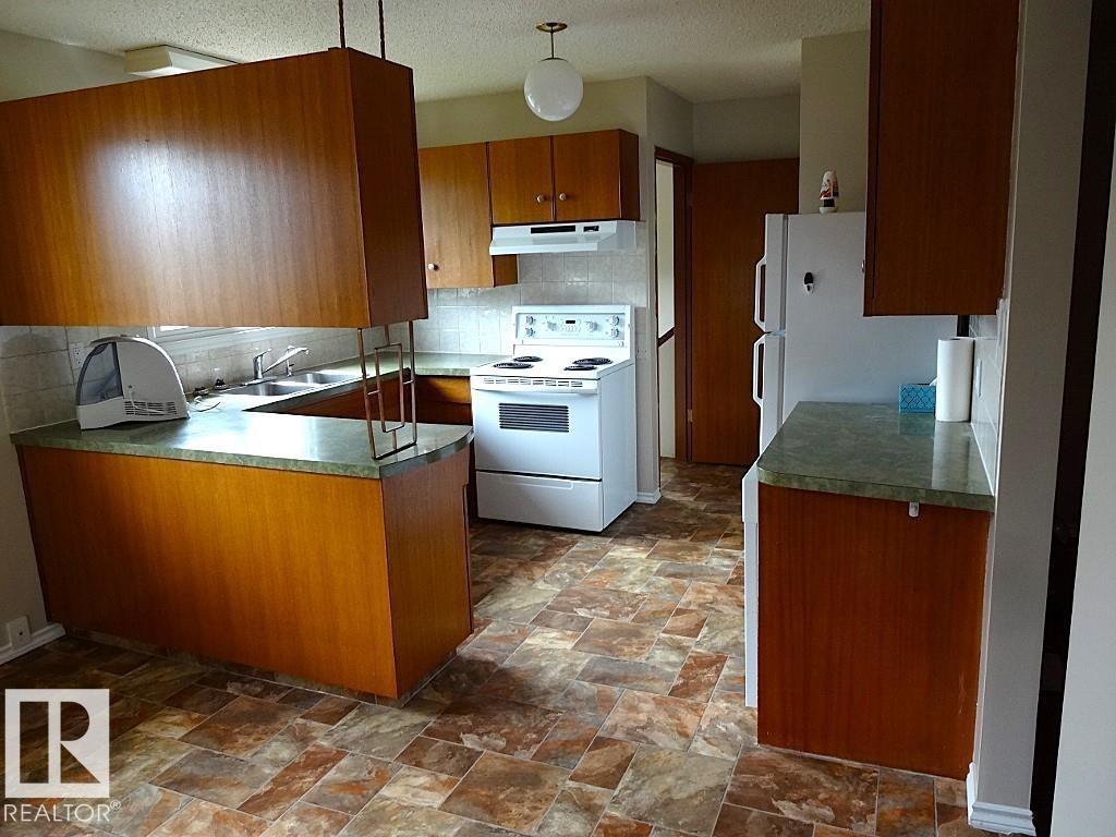 6 Beverly Avenue, Spruce Grove, AB - Indoor Photo Showing Kitchen With Double Sink