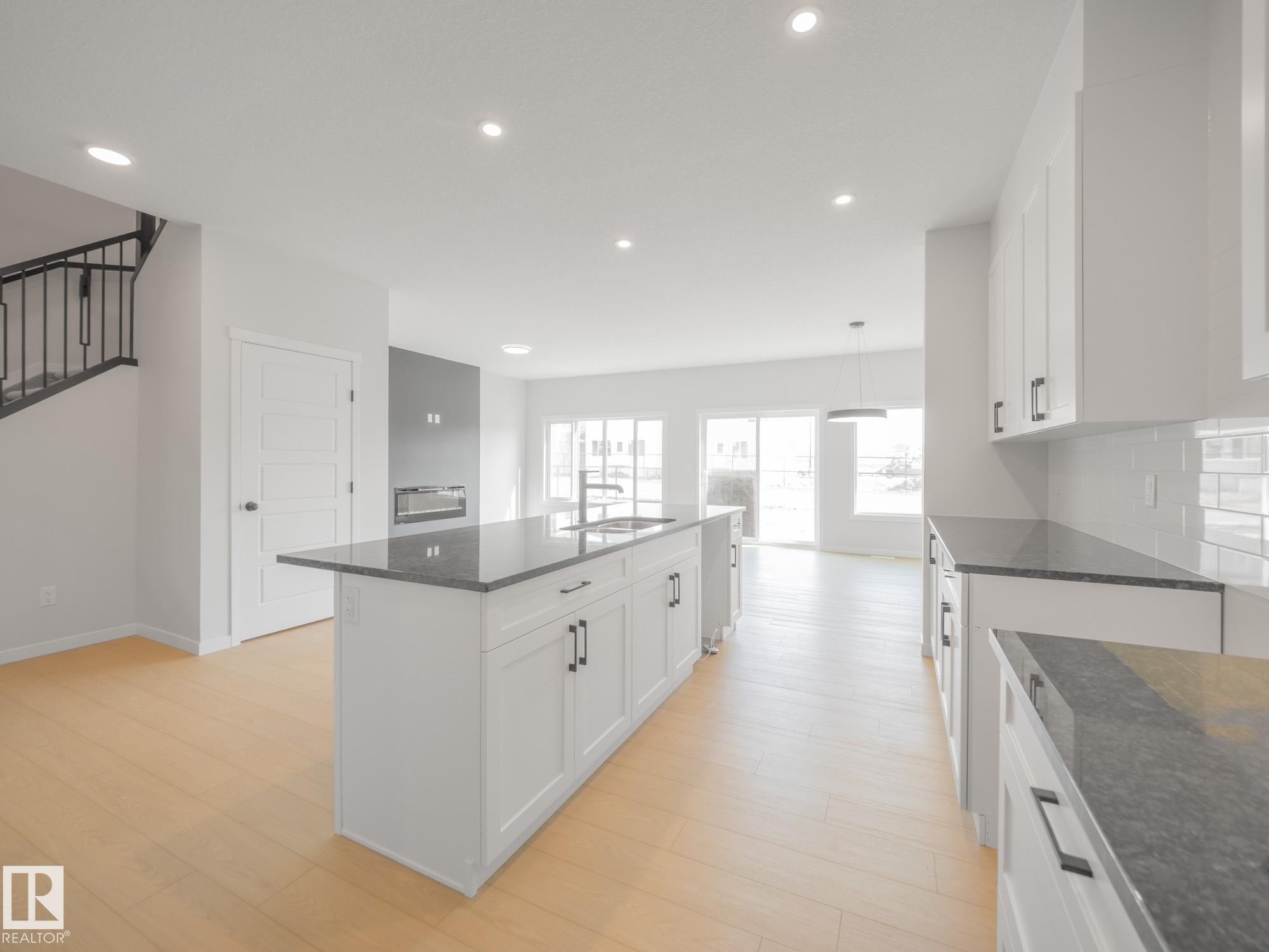 927 18 Avenue Nw, Edmonton, AB - Indoor Photo Showing Kitchen