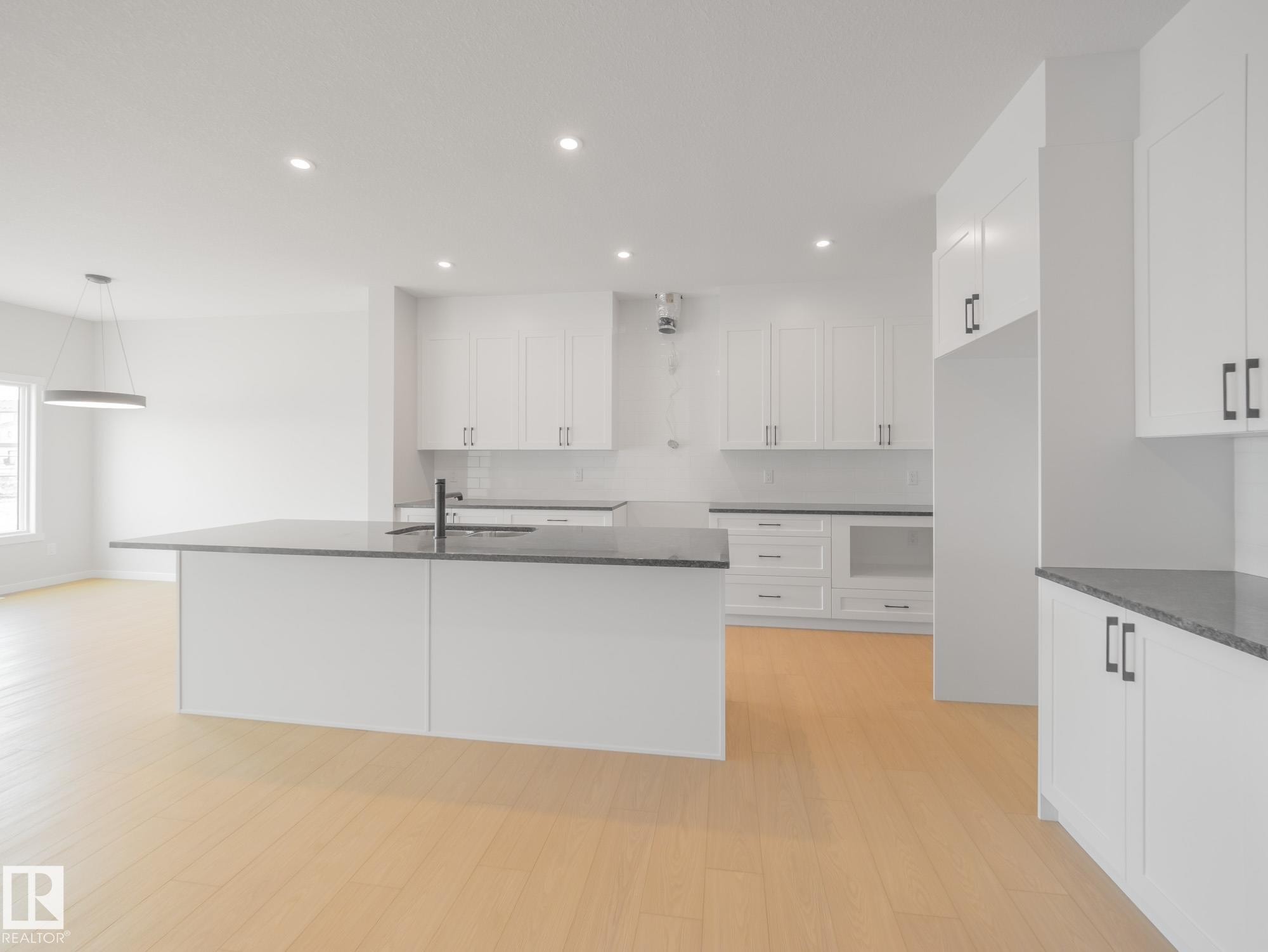 927 18 Avenue Nw, Edmonton, AB - Indoor Photo Showing Kitchen