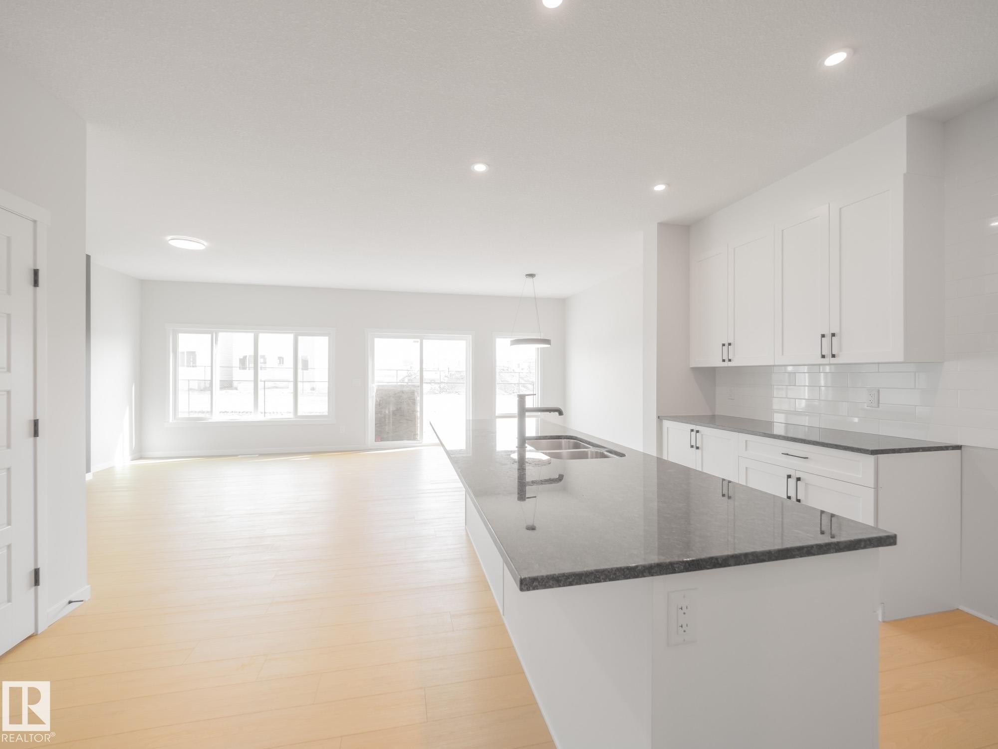 927 18 Avenue Nw, Edmonton, AB - Indoor