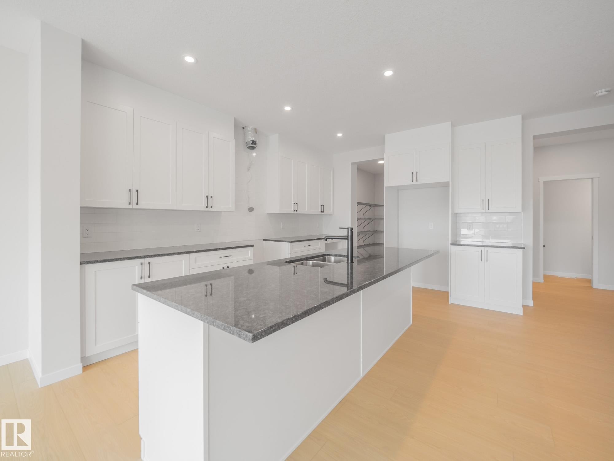 927 18 Avenue Nw, Edmonton, AB - Indoor Photo Showing Kitchen