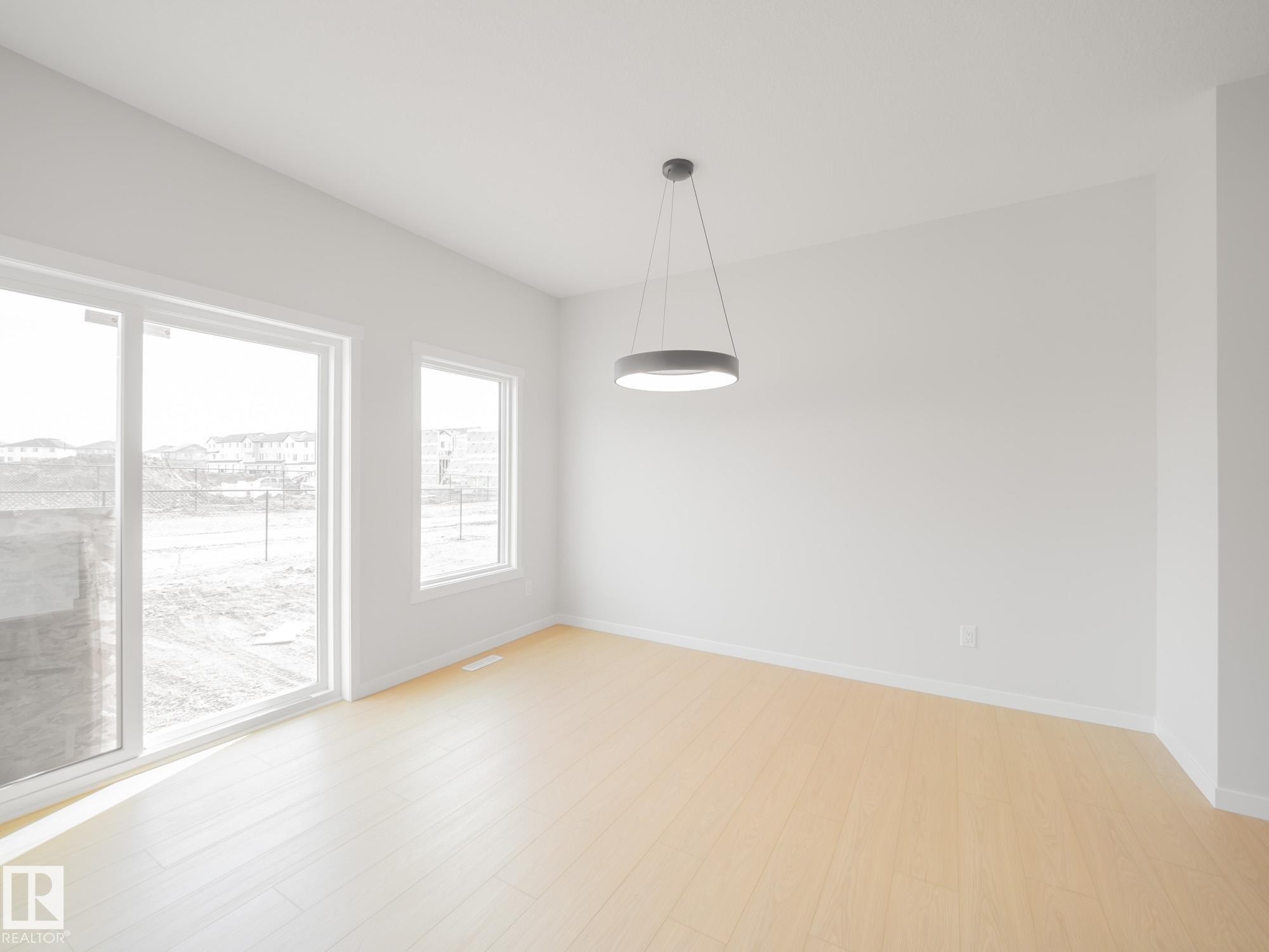 927 18 Avenue Nw, Edmonton, AB - Indoor Photo Showing Other Room