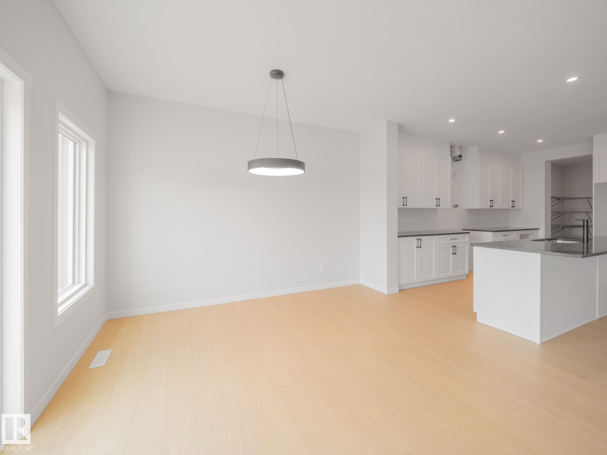 927 18 Avenue Nw, Edmonton, AB - Indoor Photo Showing Kitchen