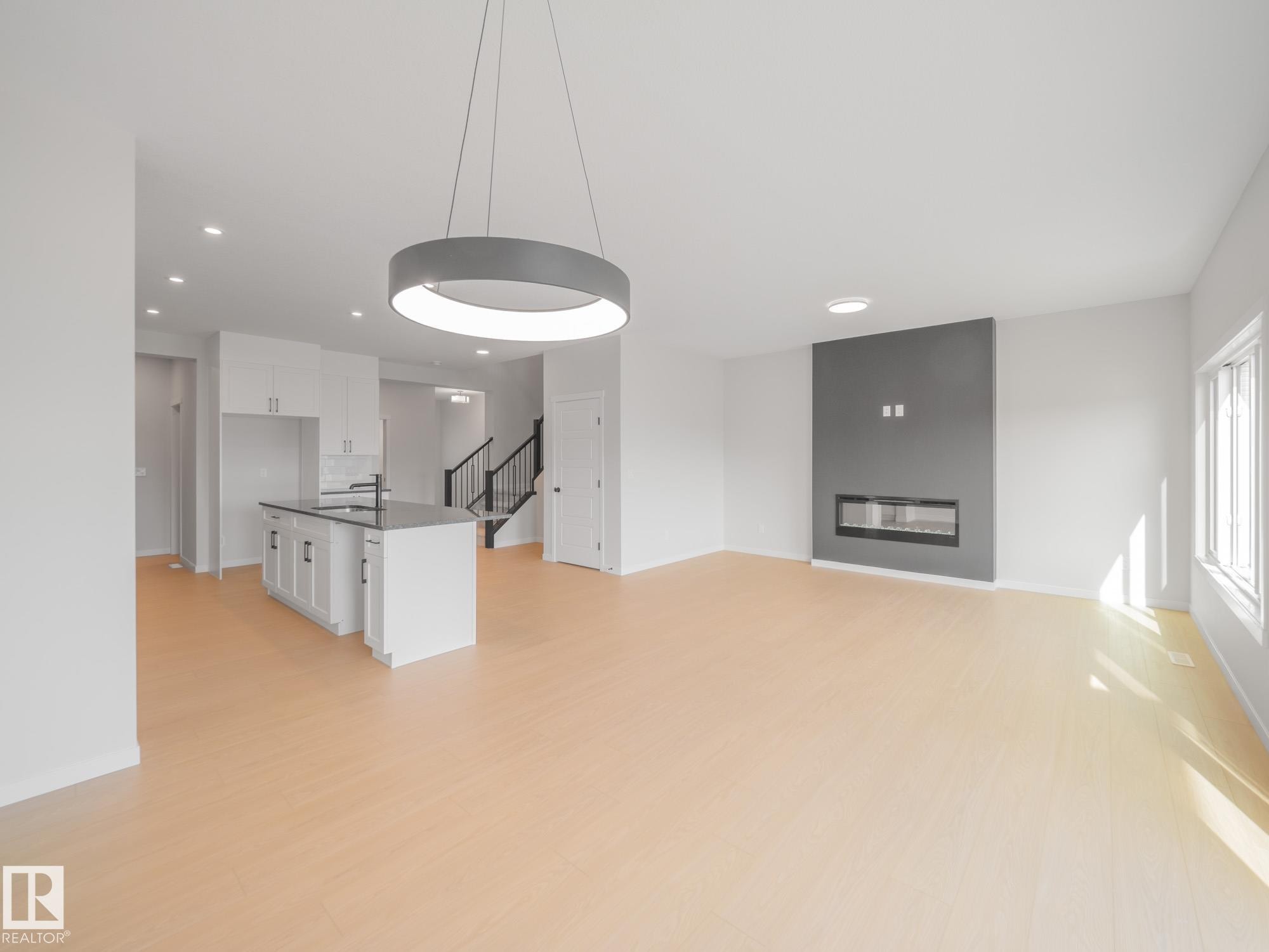 927 18 Avenue Nw, Edmonton, AB - Indoor