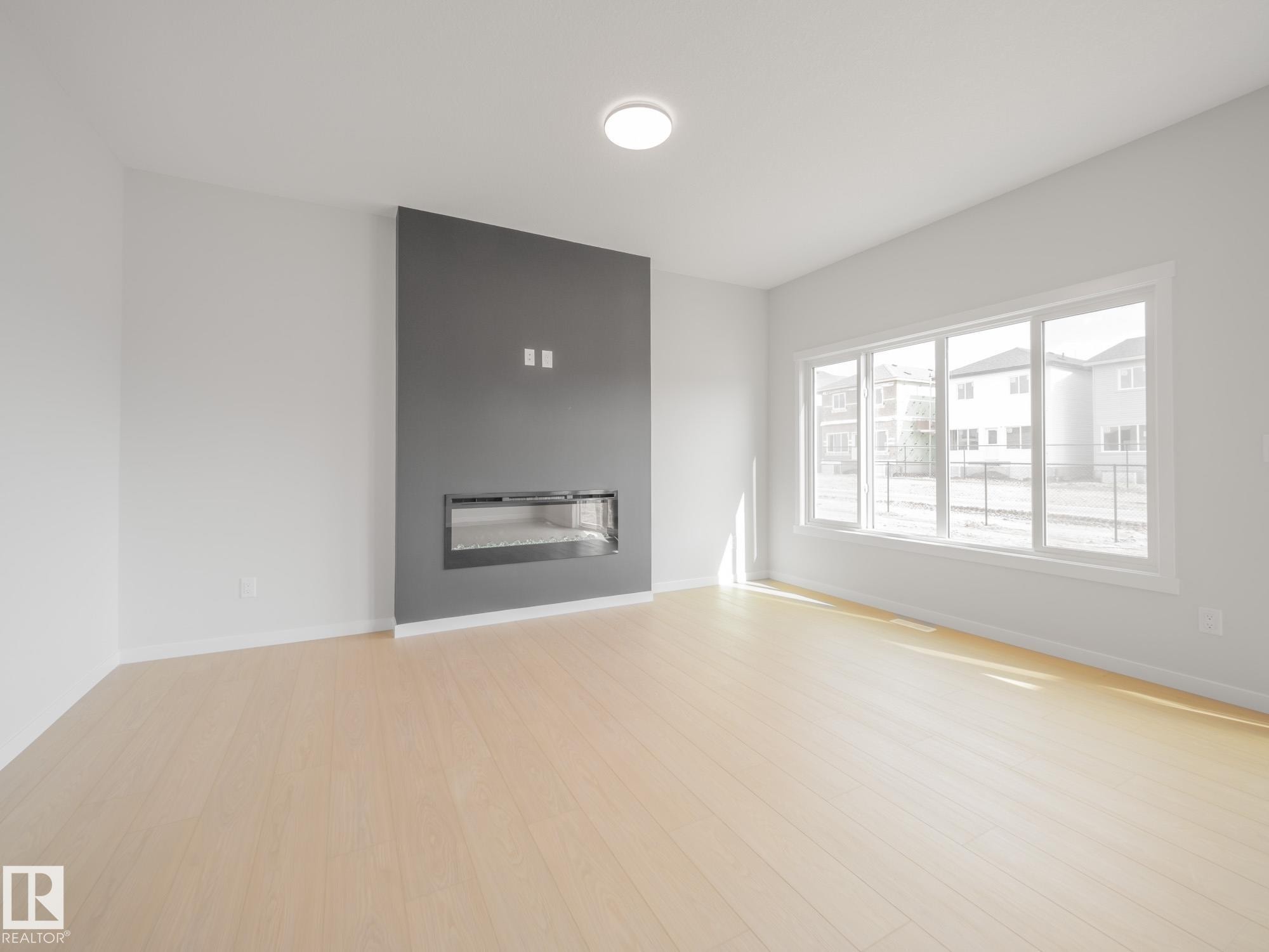 927 18 Avenue Nw, Edmonton, AB - Indoor With Fireplace