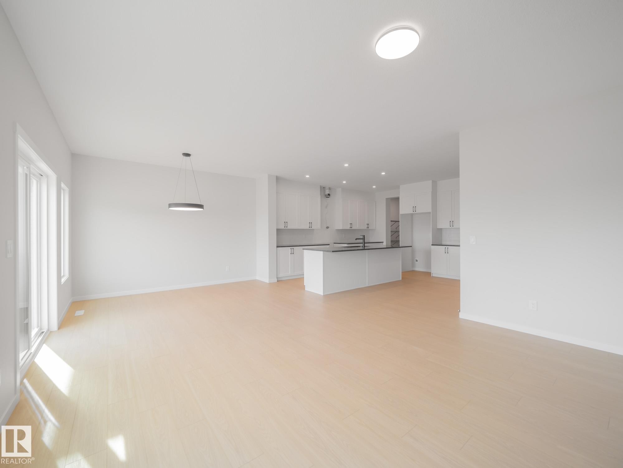 927 18 Avenue Nw, Edmonton, AB - Indoor