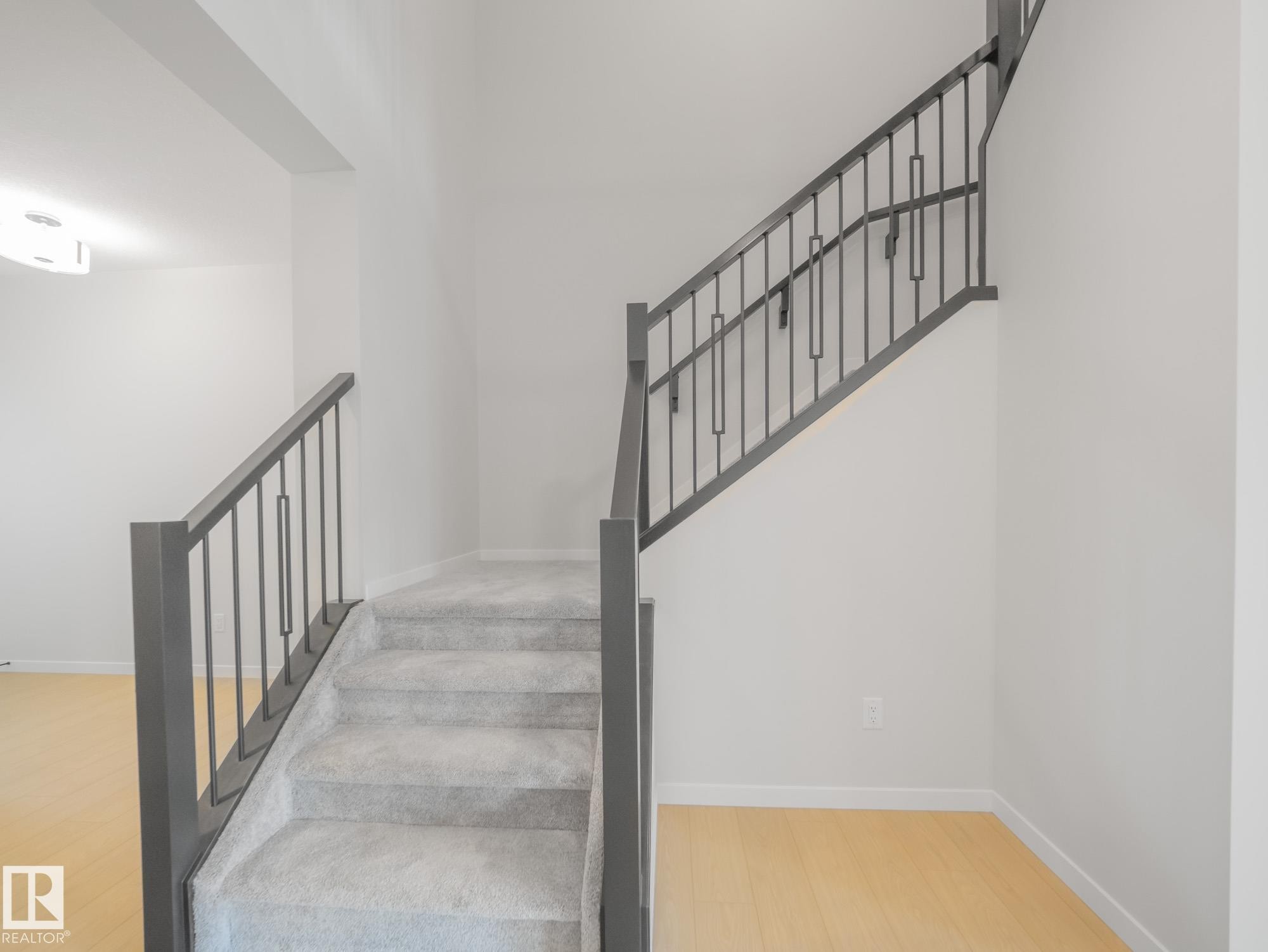 927 18 Avenue Nw, Edmonton, AB - Indoor Photo Showing Other Room