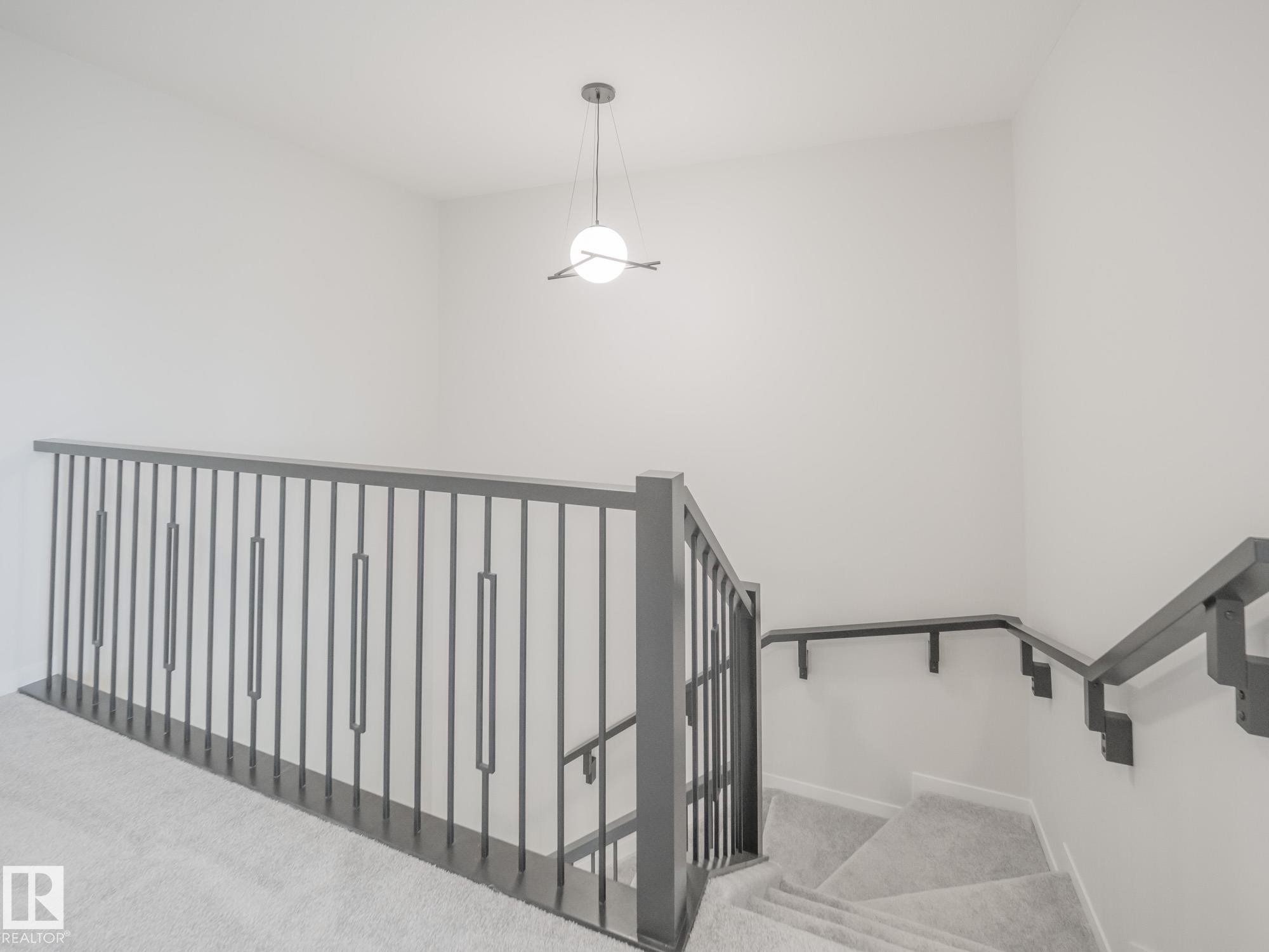 927 18 Avenue Nw, Edmonton, AB - Indoor Photo Showing Other Room