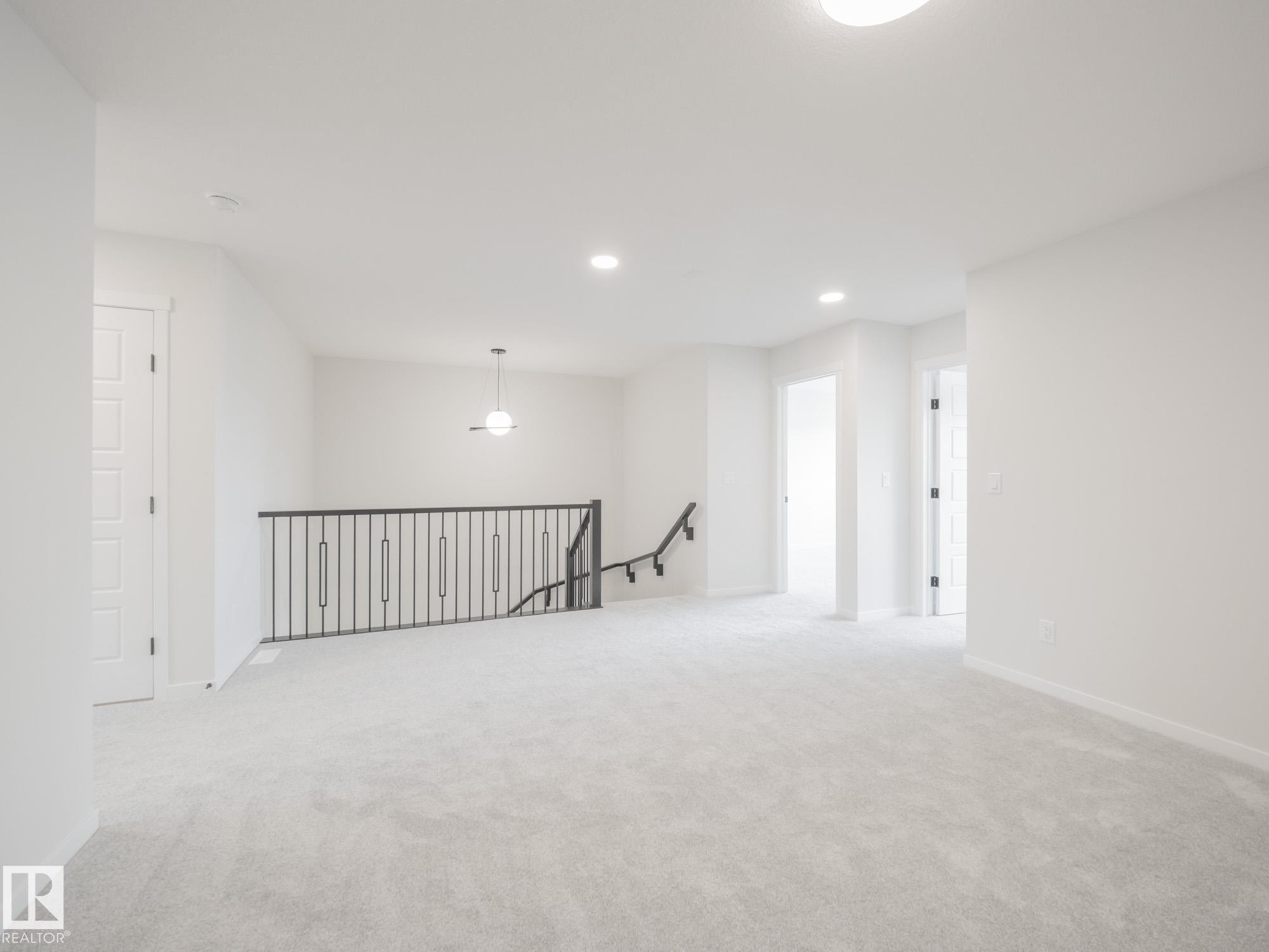927 18 Avenue Nw, Edmonton, AB - Indoor Photo Showing Other Room