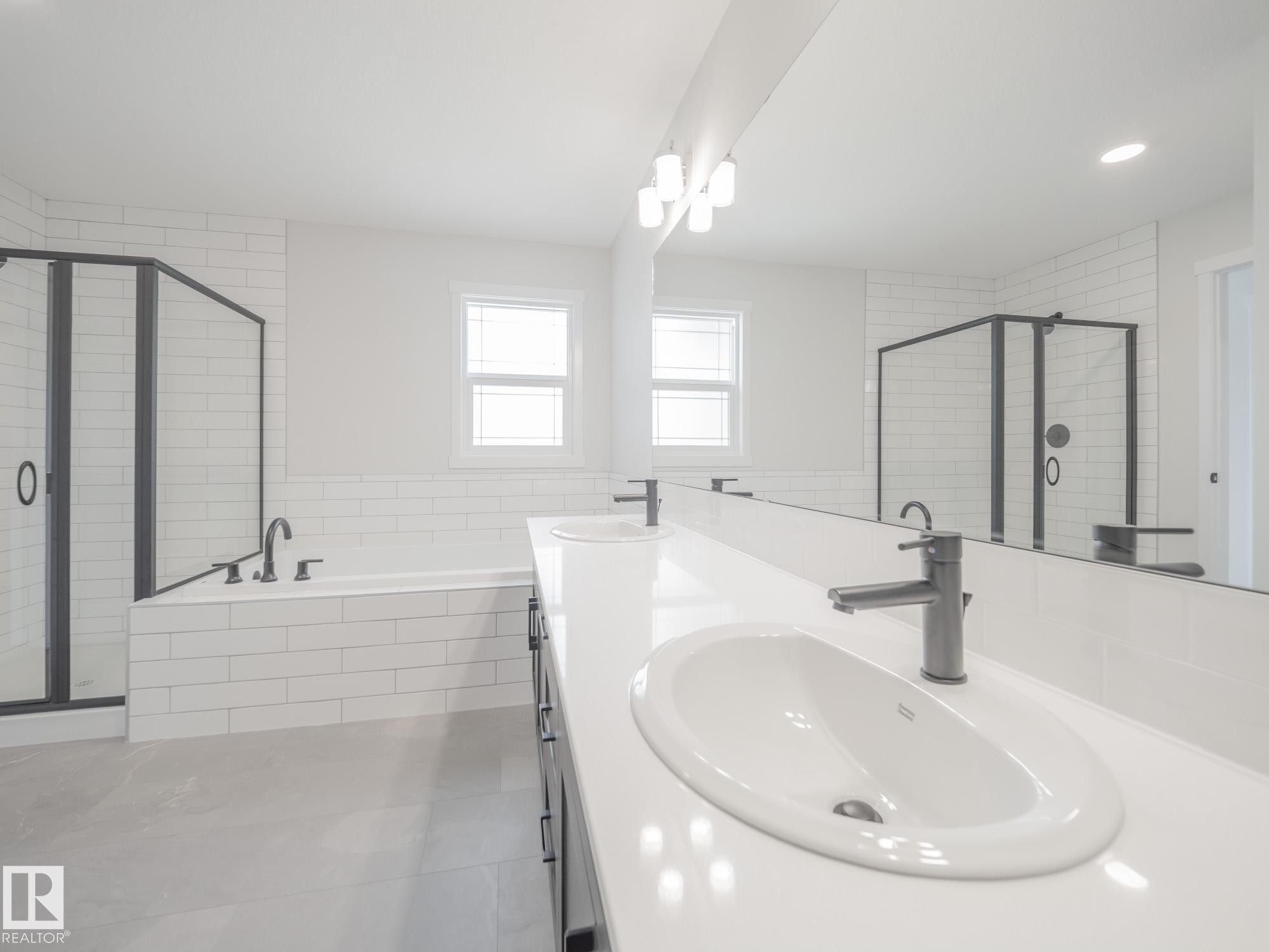 927 18 Avenue Nw, Edmonton, AB - Indoor Photo Showing Bathroom
