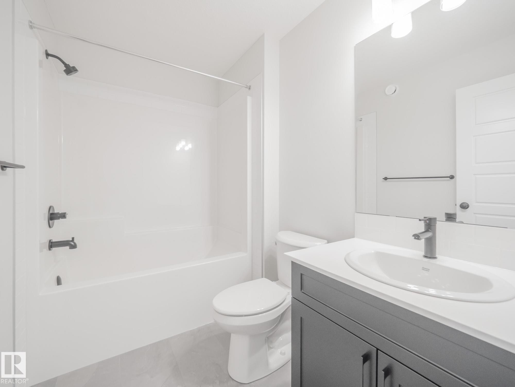 927 18 Avenue Nw, Edmonton, AB - Indoor Photo Showing Bathroom