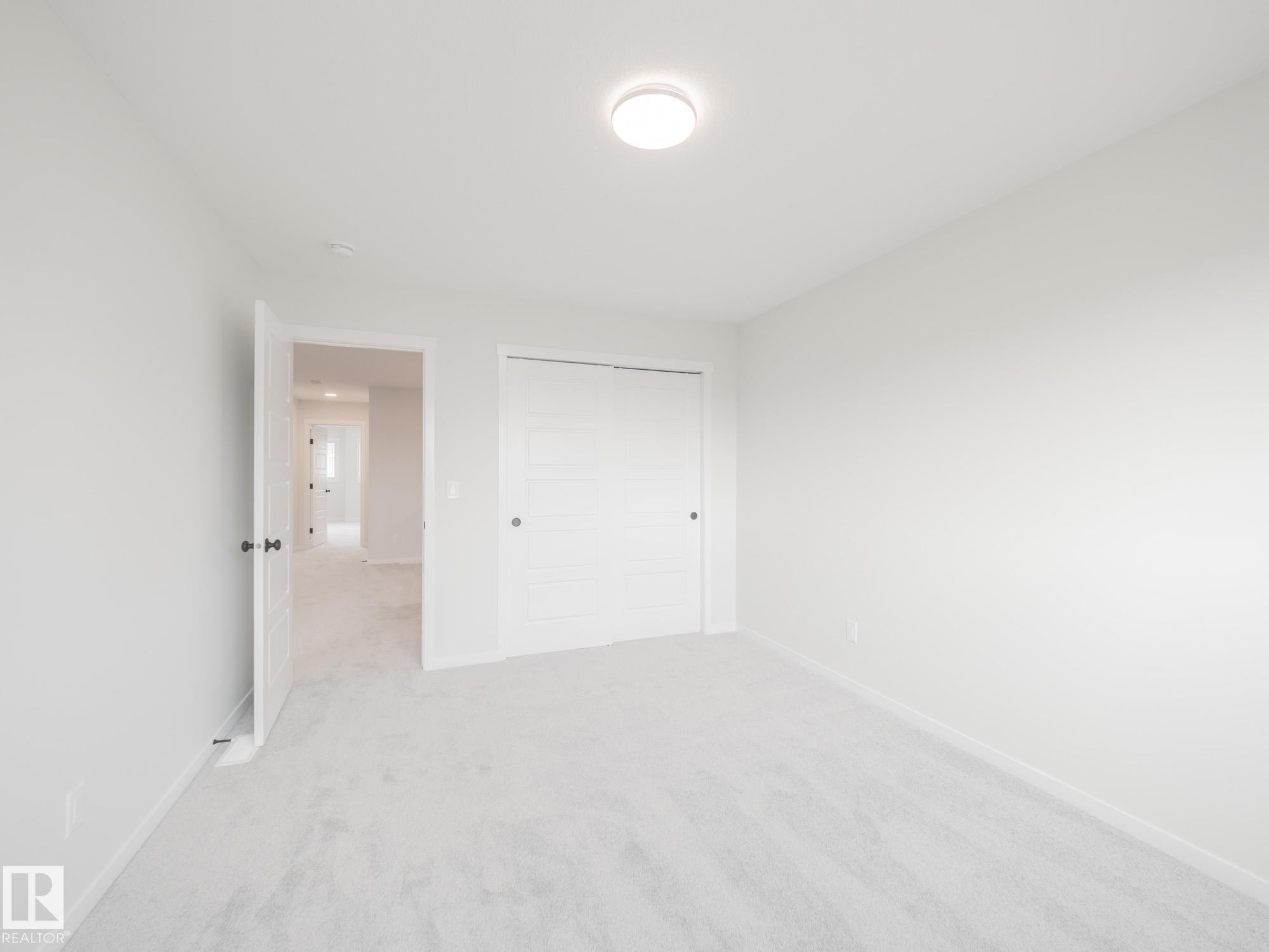 927 18 Avenue Nw, Edmonton, AB - Indoor Photo Showing Other Room