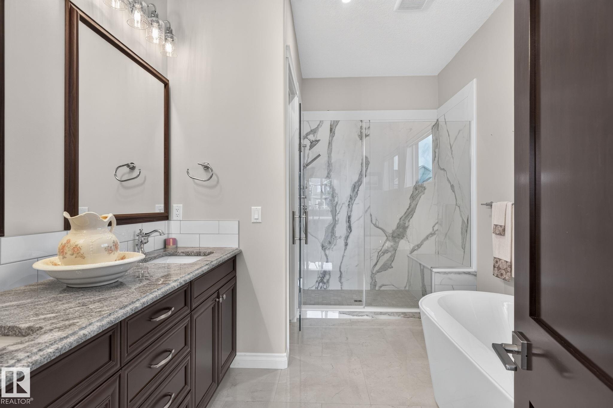 4707 Woolsey Common Sw, Edmonton, AB - Indoor Photo Showing Bathroom