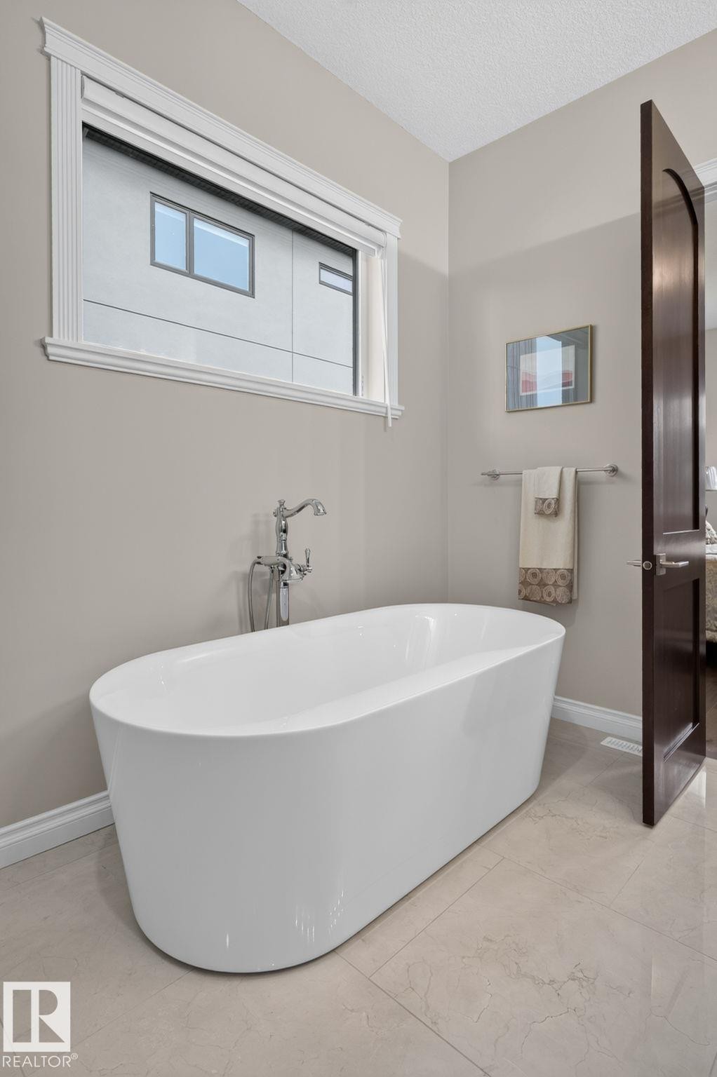 4707 Woolsey Common Sw, Edmonton, AB - Indoor Photo Showing Bathroom