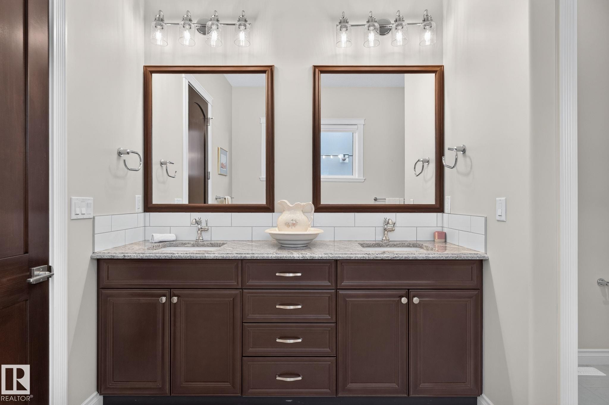 4707 Woolsey Common Sw, Edmonton, AB - Indoor Photo Showing Bathroom