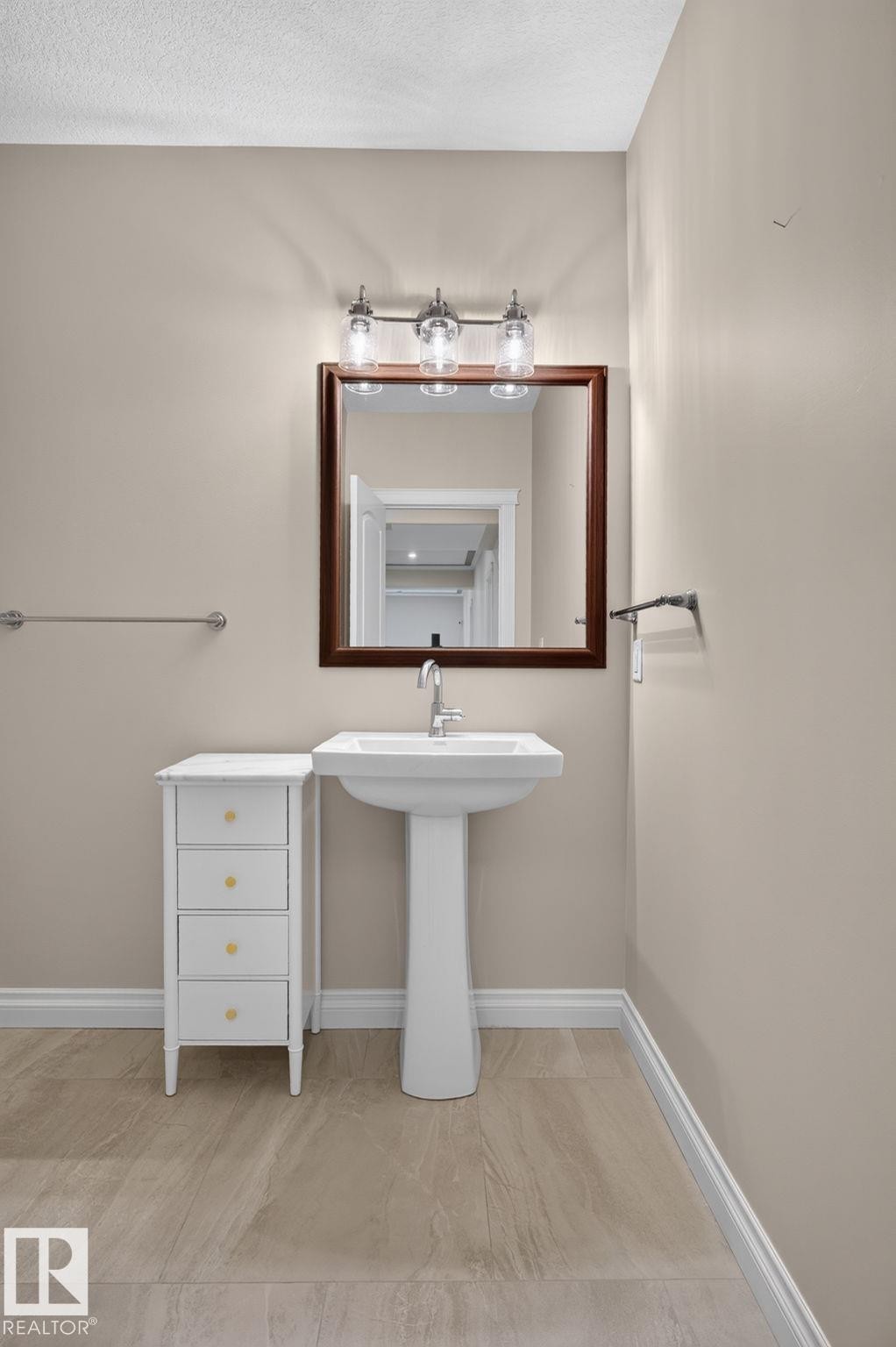 4707 Woolsey Common Sw, Edmonton, AB - Indoor Photo Showing Bathroom