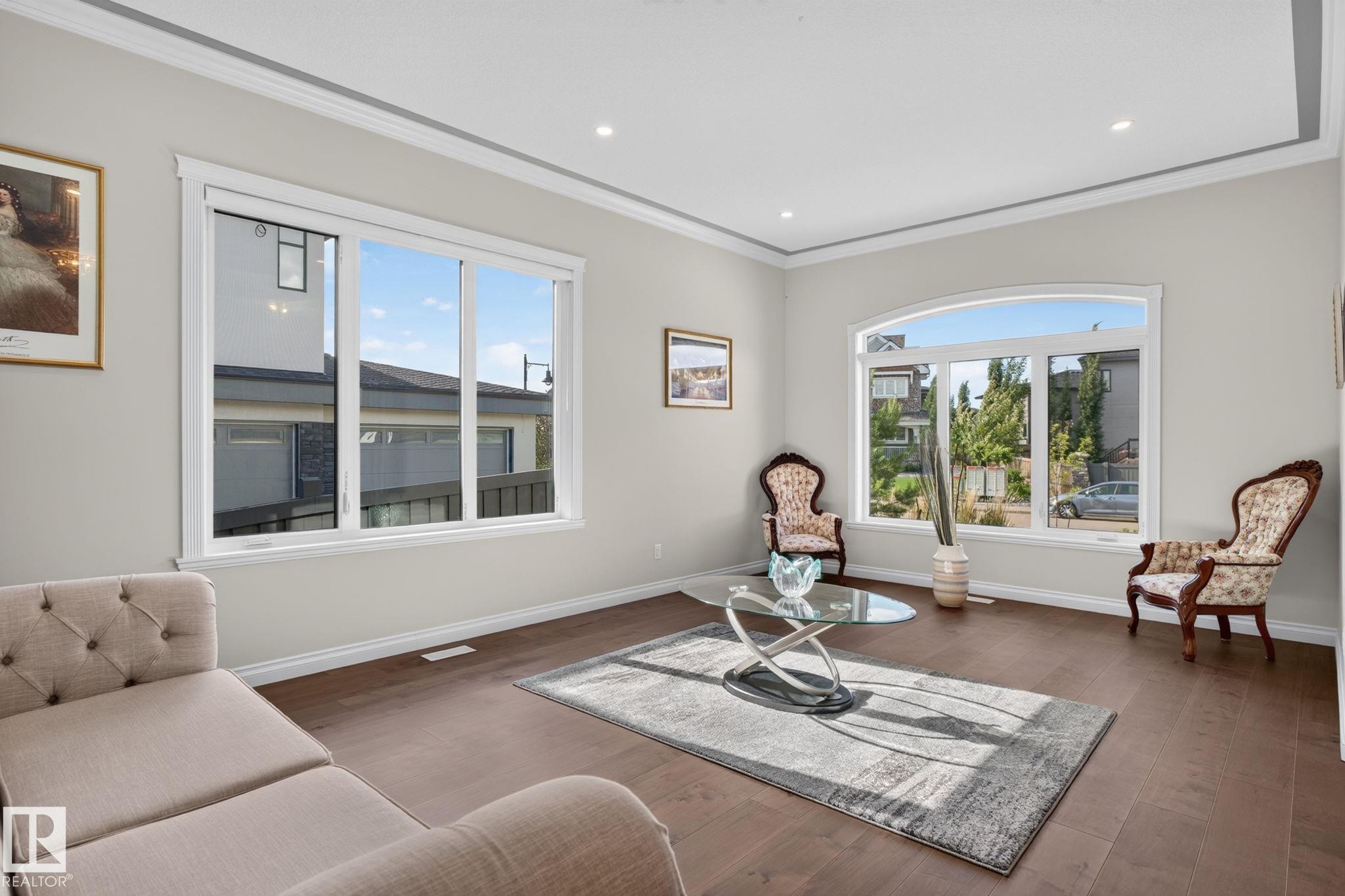 4707 Woolsey Common Sw, Edmonton, AB - Indoor Photo Showing Living Room