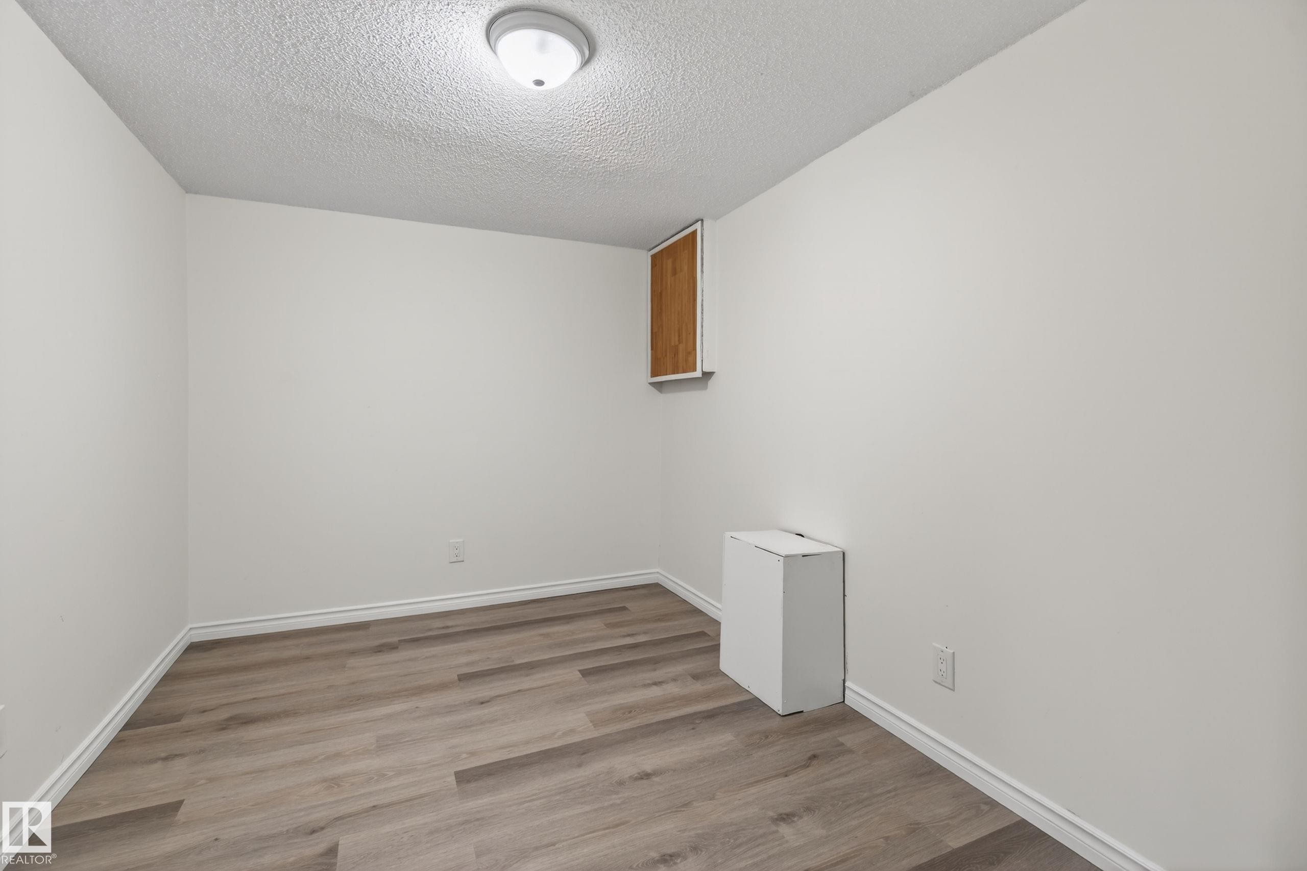 Image quality insufficient for description - 156 Lee Ridge Road, Edmonton, AB - Indoor Photo Showing Other Room