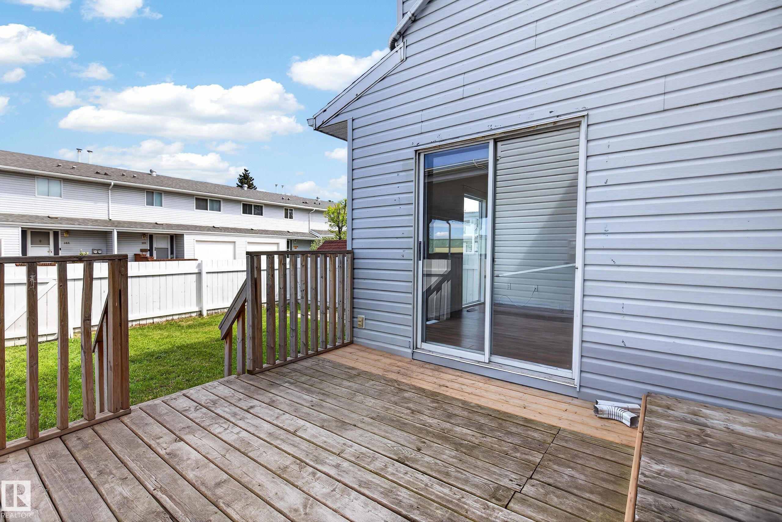 Wood deck patio with wood railing - 156 Lee Ridge Road, Edmonton, AB - Outdoor With Deck Patio Veranda With Exterior