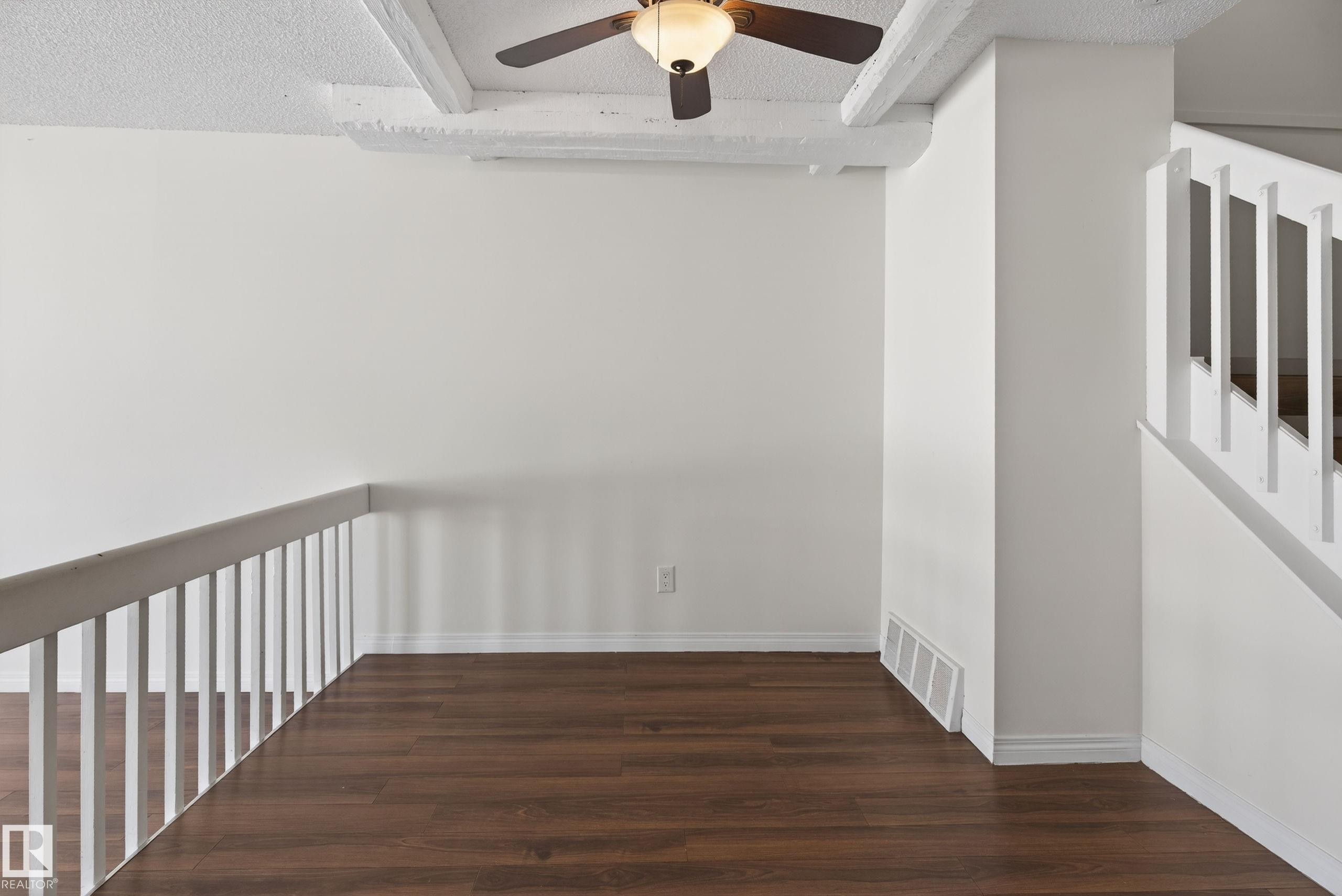 Open loft area featuring wood-finish flooring, a white spindle railing, and a ceiling fan with light - 156 Lee Ridge Road, Edmonton, AB - Indoor Photo Showing Other Room