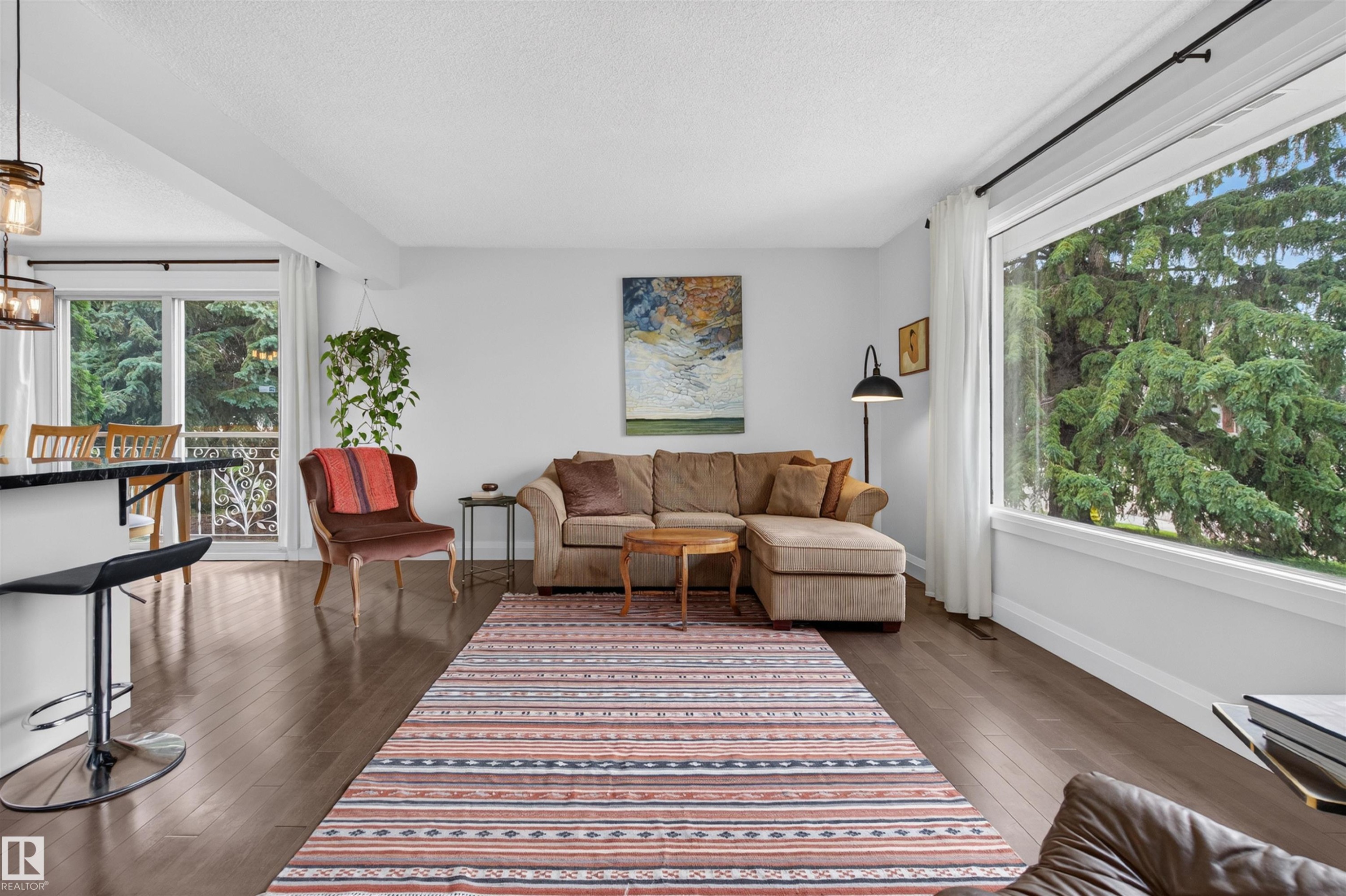8603 73 Street Nw, Edmonton, AB - Indoor Photo Showing Living Room