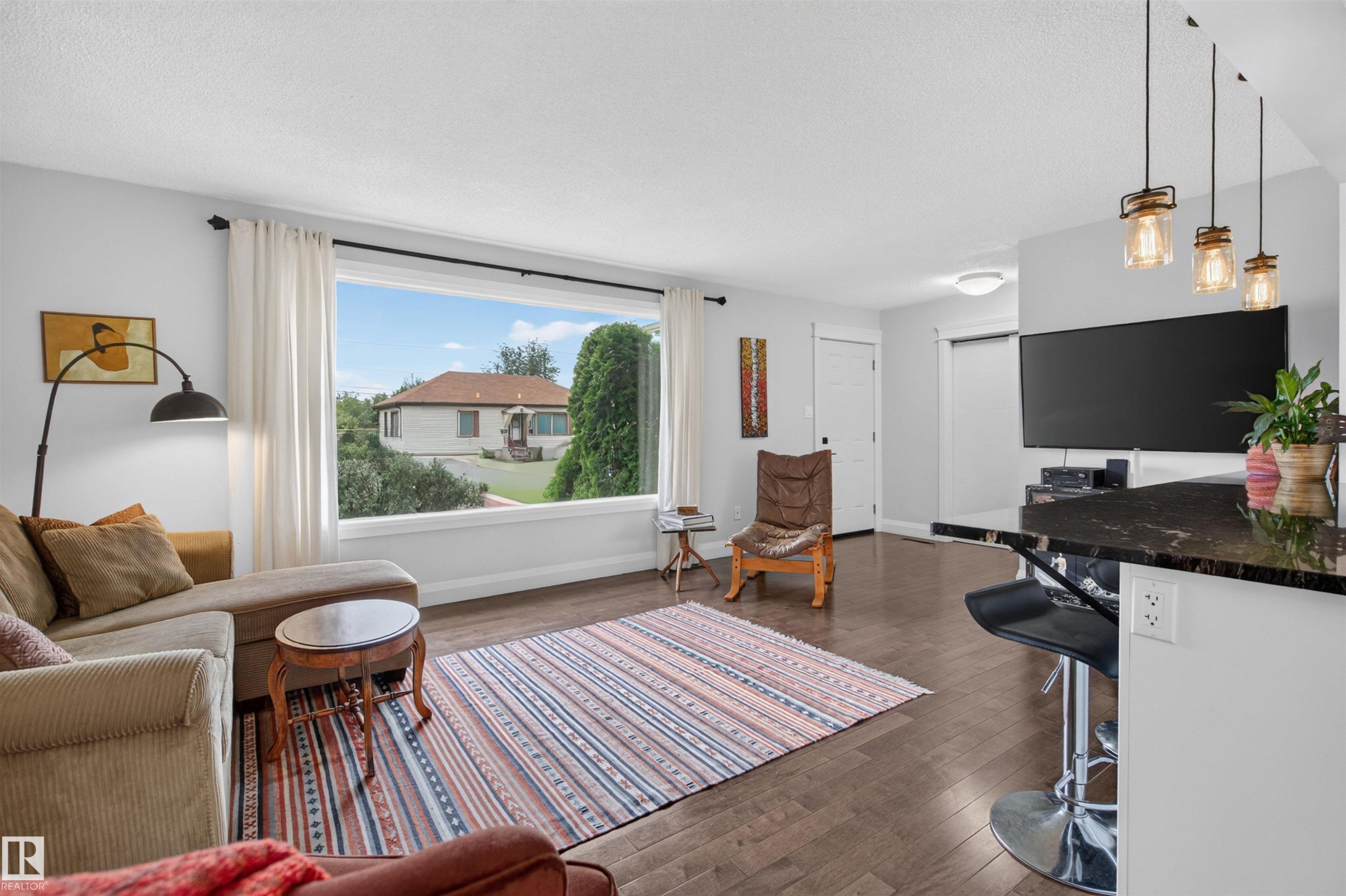 8603 73 Street Nw, Edmonton, AB - Indoor Photo Showing Living Room