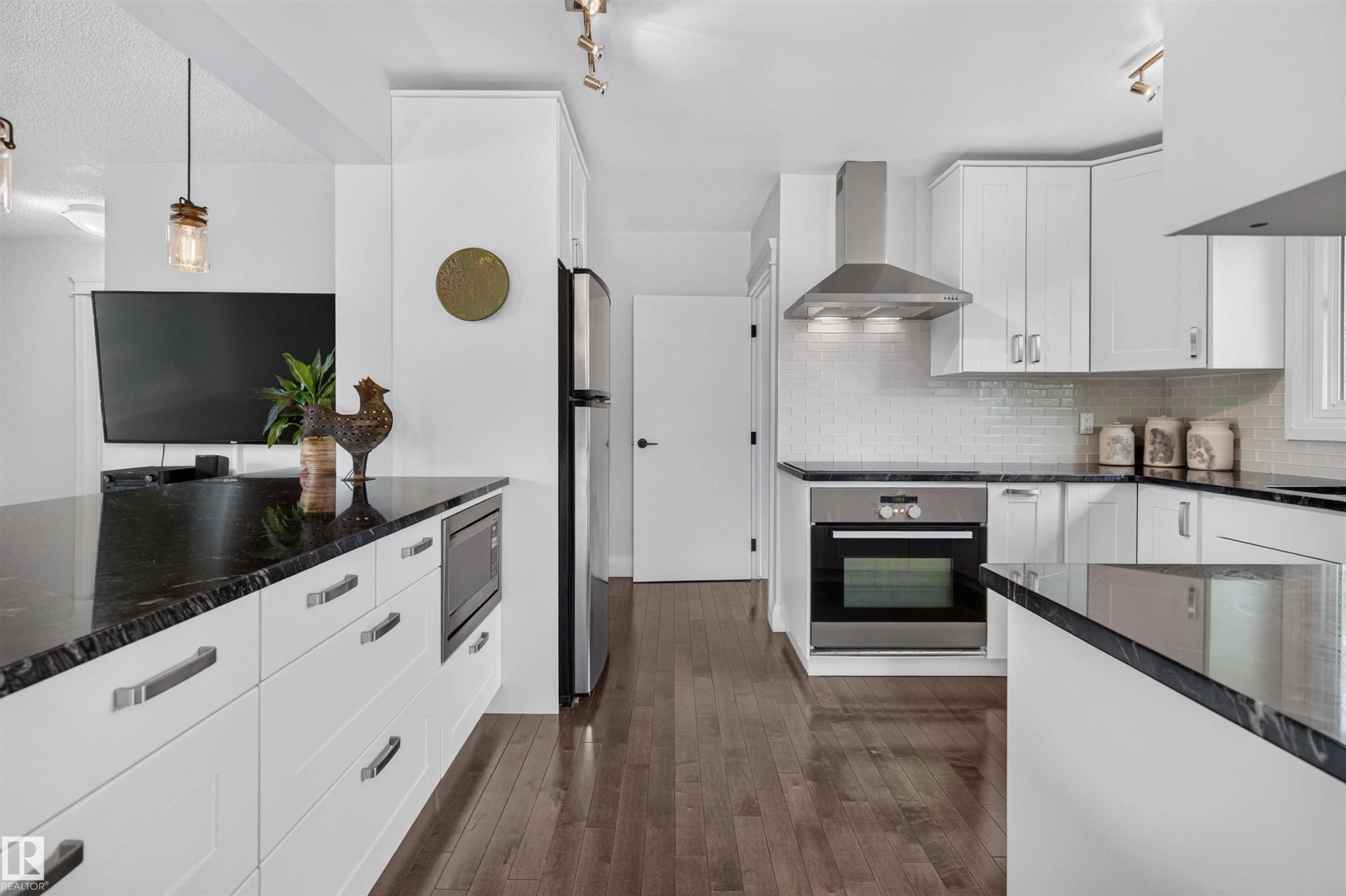 8603 73 Street Nw, Edmonton, AB - Indoor Photo Showing Kitchen With Upgraded Kitchen