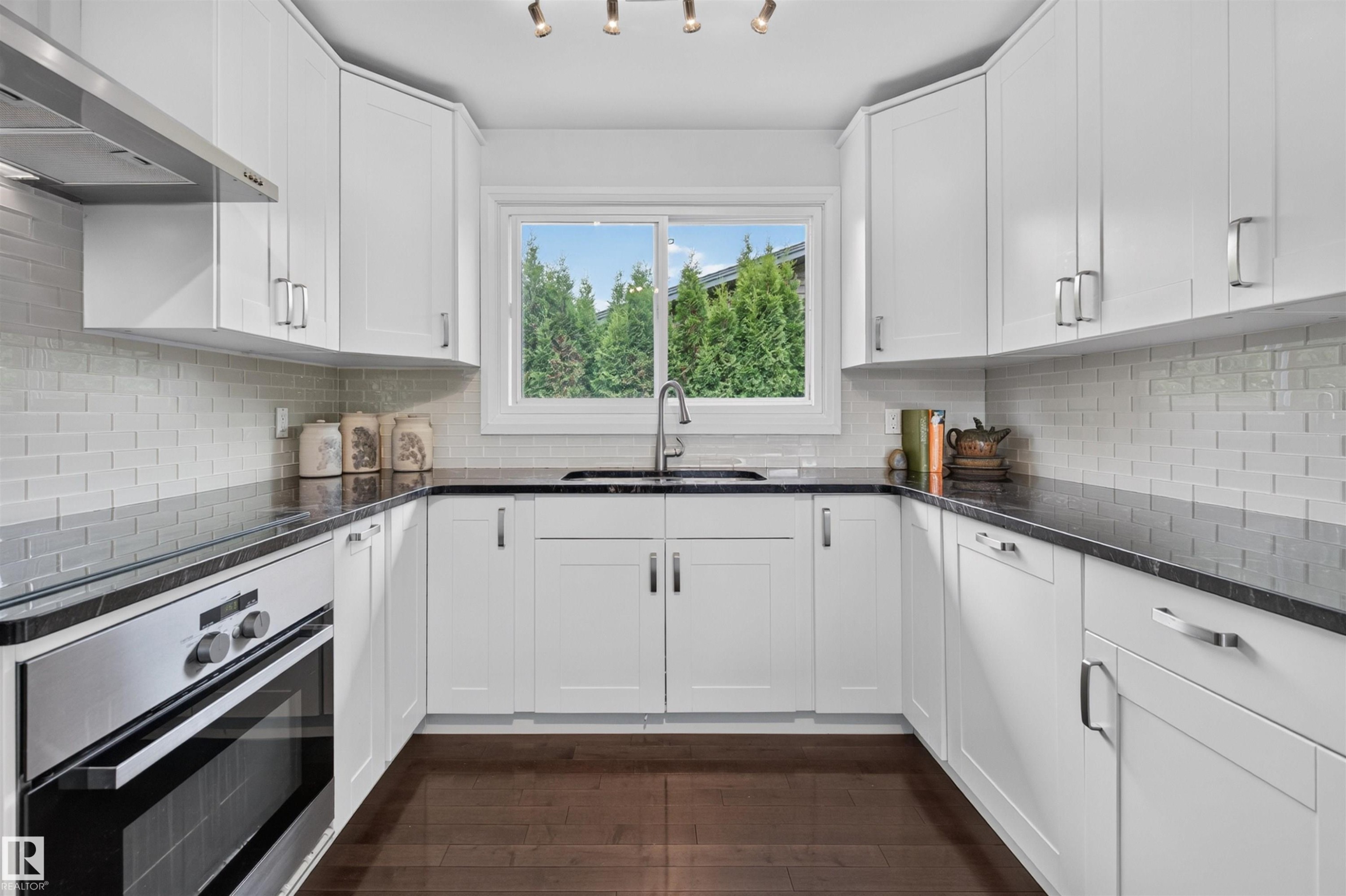 8603 73 Street Nw, Edmonton, AB - Indoor Photo Showing Kitchen