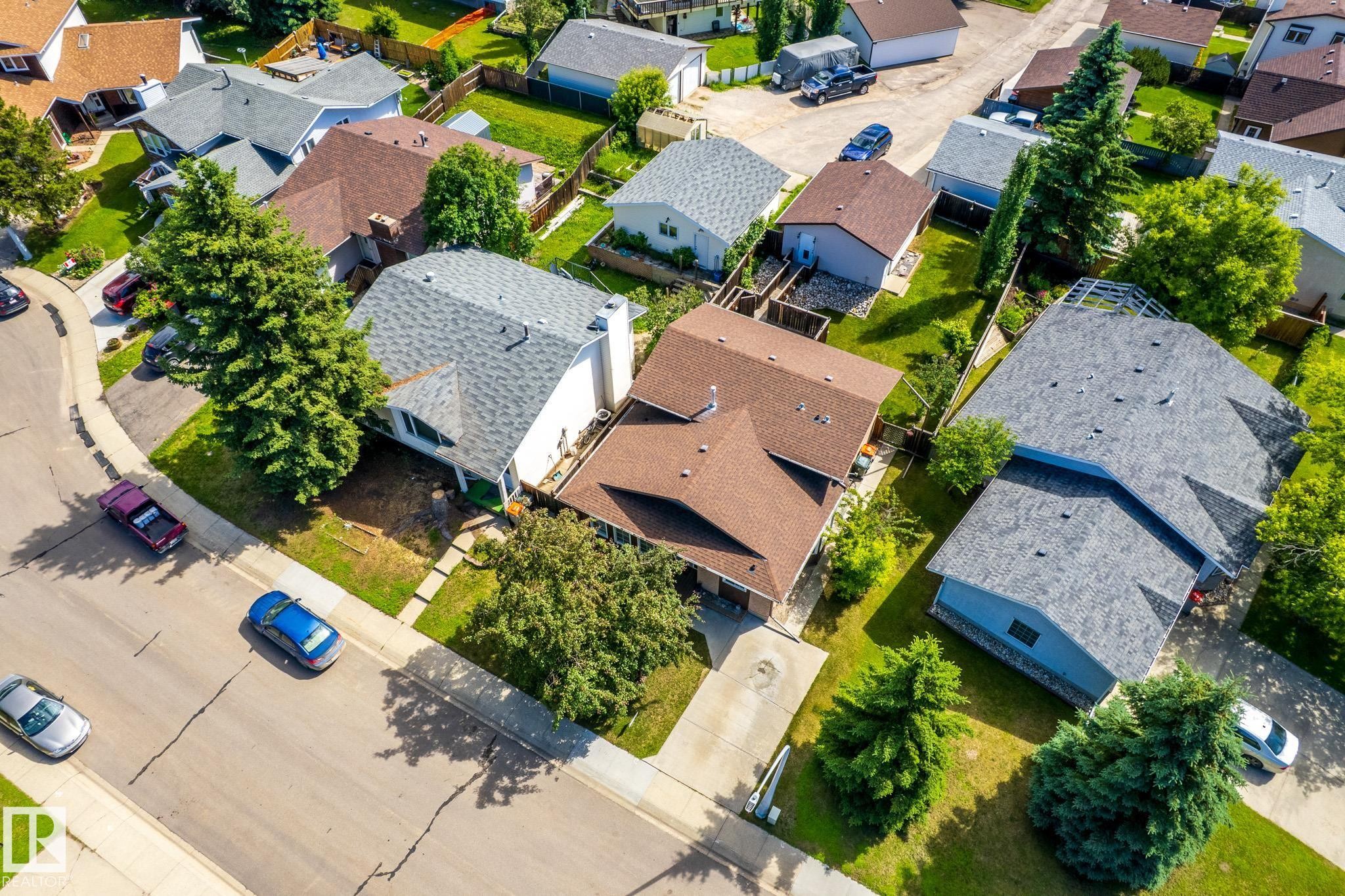 Aerial perspective showcasing a residential neighborhood with diverse roofing styles - 3 Glenforest Crescent, Stony Plain, AB