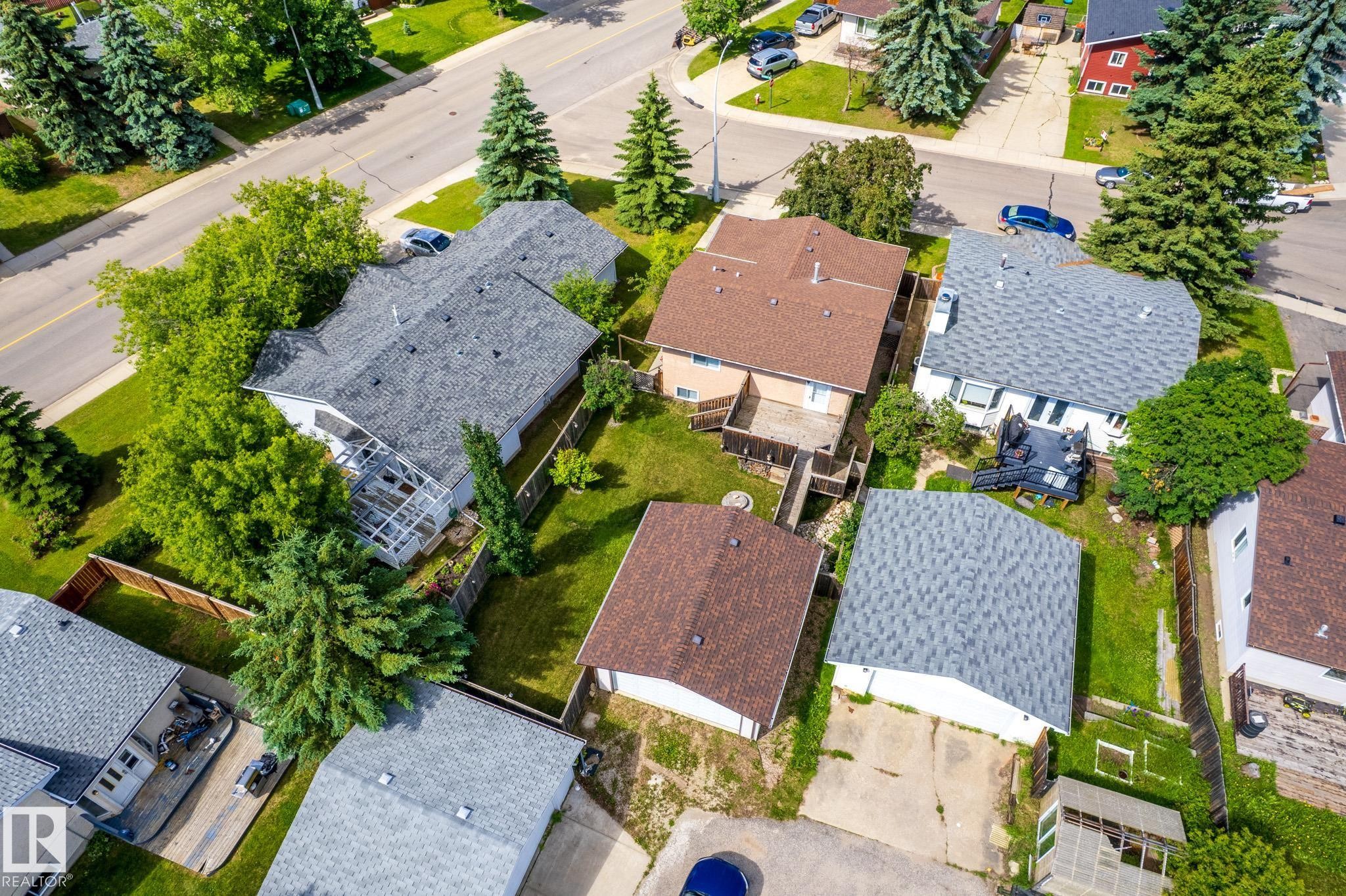 Aerial perspective showcasing multiple residential properties - 3 Glenforest Crescent, Stony Plain, AB