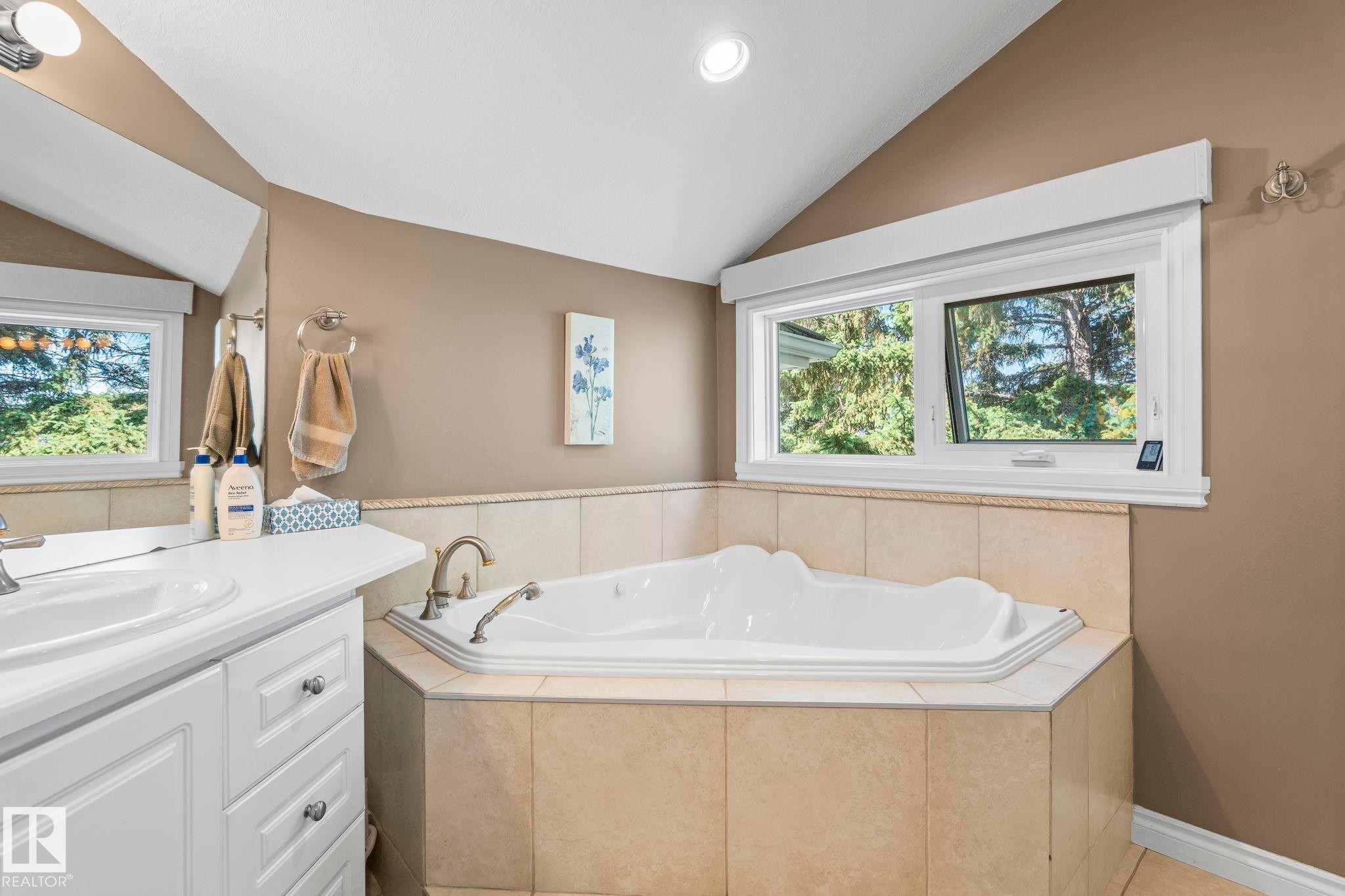 Corner jetted soaking tub with tiled surround - 860 41 Avenue, Edmonton, AB