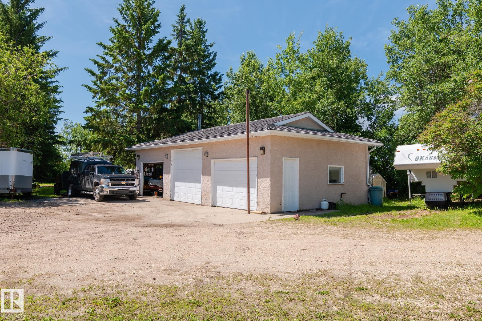 Detached two-car garage with stucco exterior and asphalt shingle roofing - 860 41 Avenue, Edmonton, AB