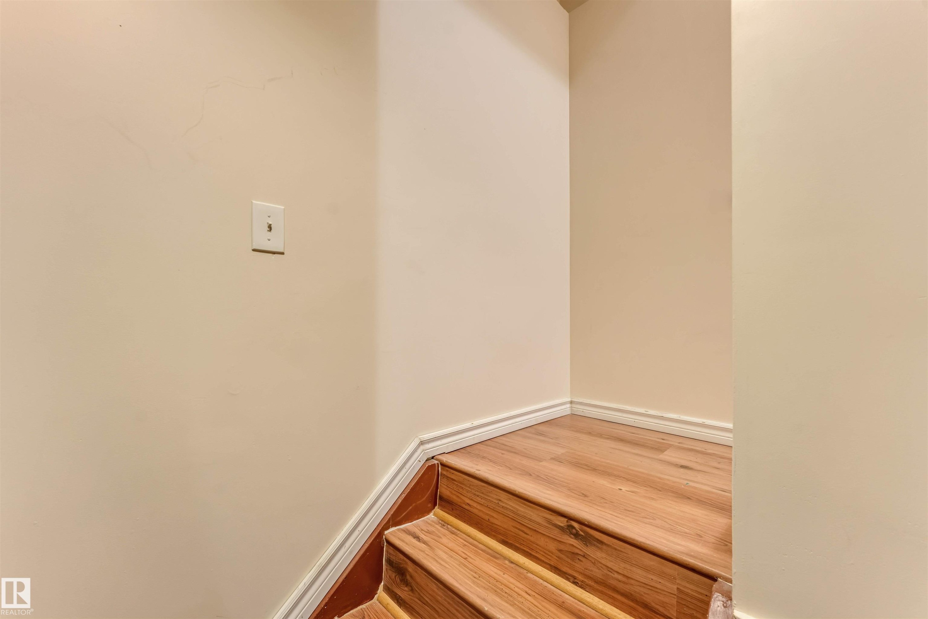 Image quality insufficient for description - 3032 31 Avenue, Edmonton, AB - Indoor Photo Showing Other Room