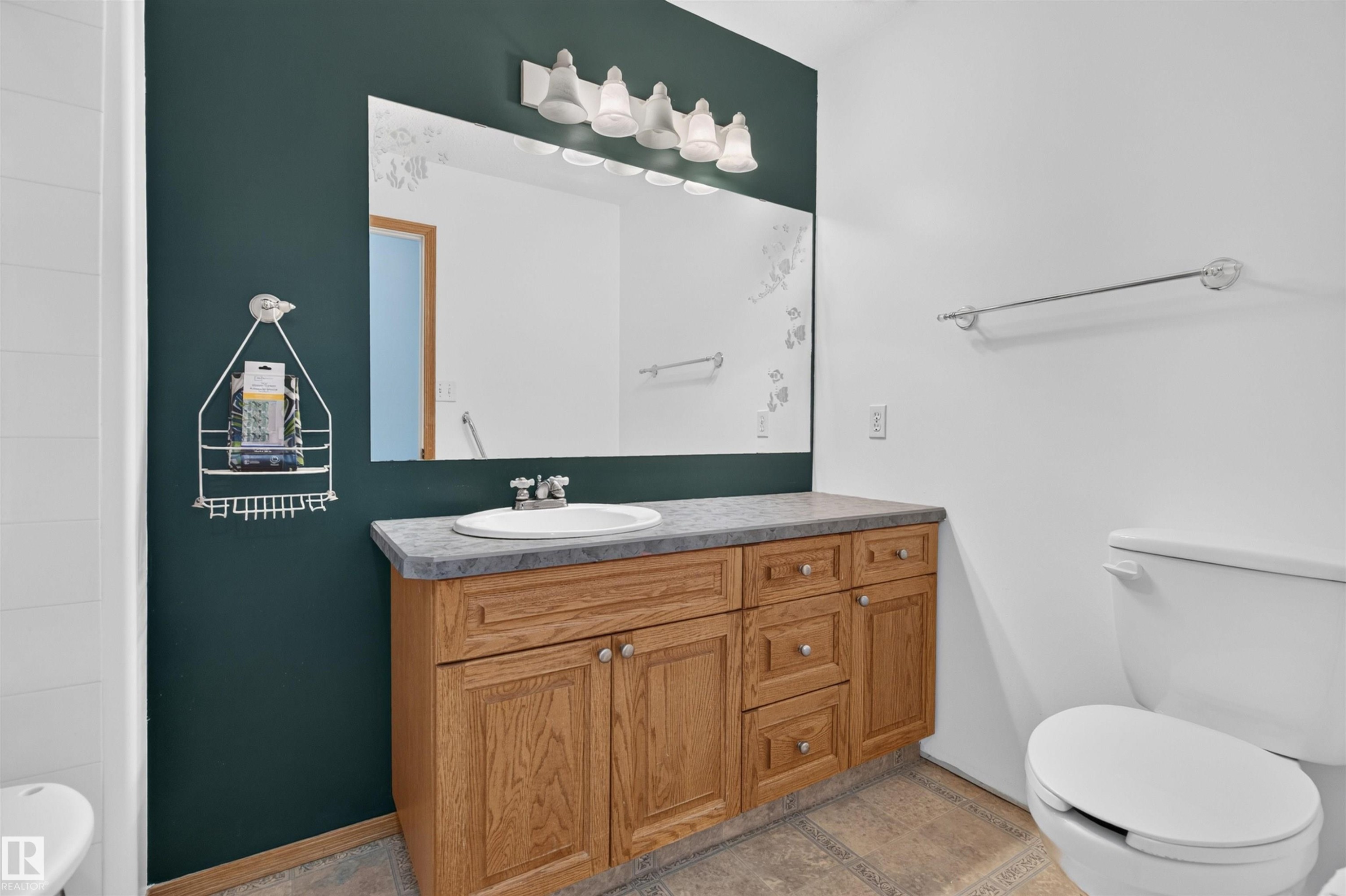 6000 54 Avenue, Camrose, AB - Indoor Photo Showing Bathroom