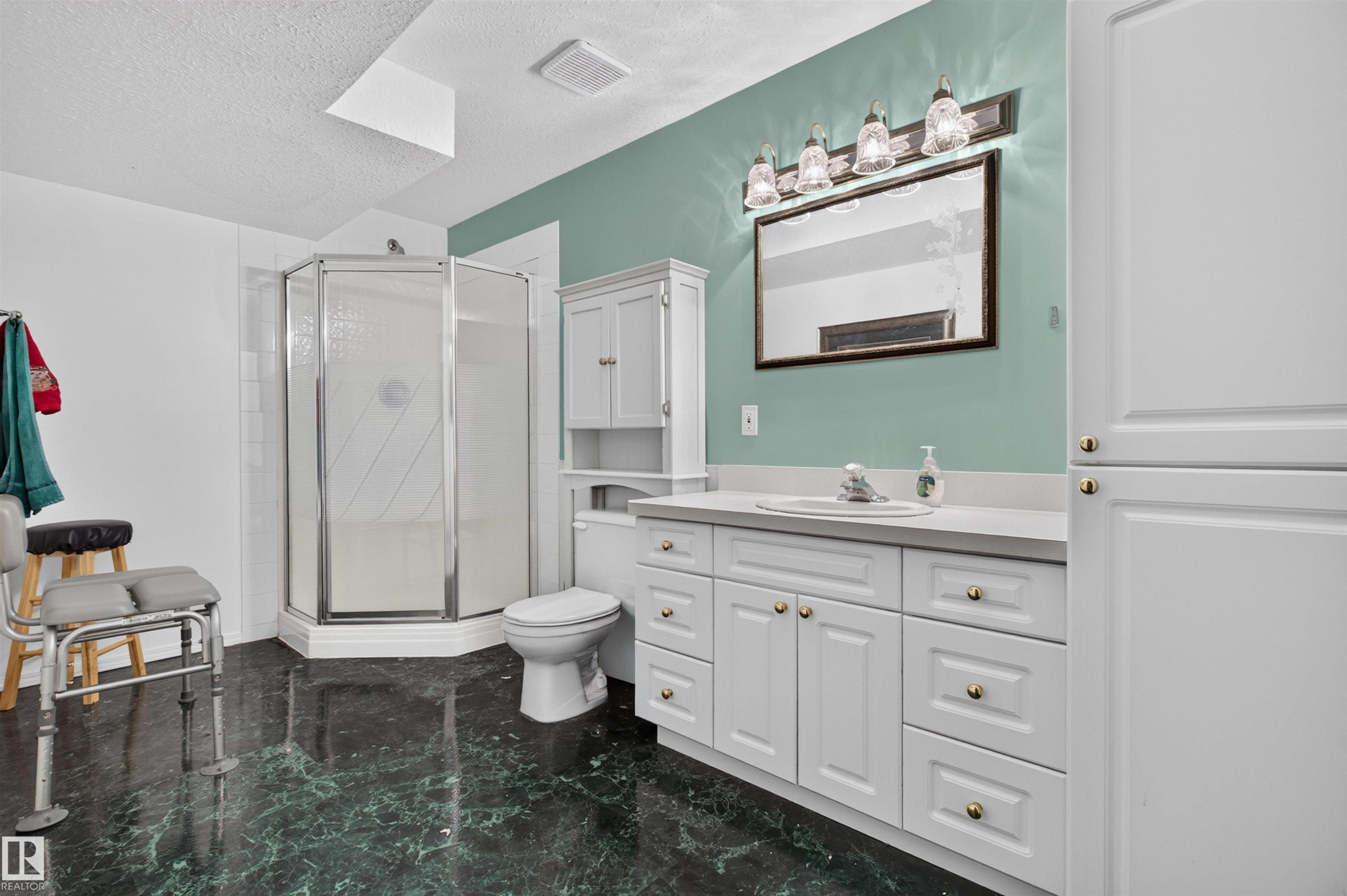 6000 54 Avenue, Camrose, AB - Indoor Photo Showing Bathroom