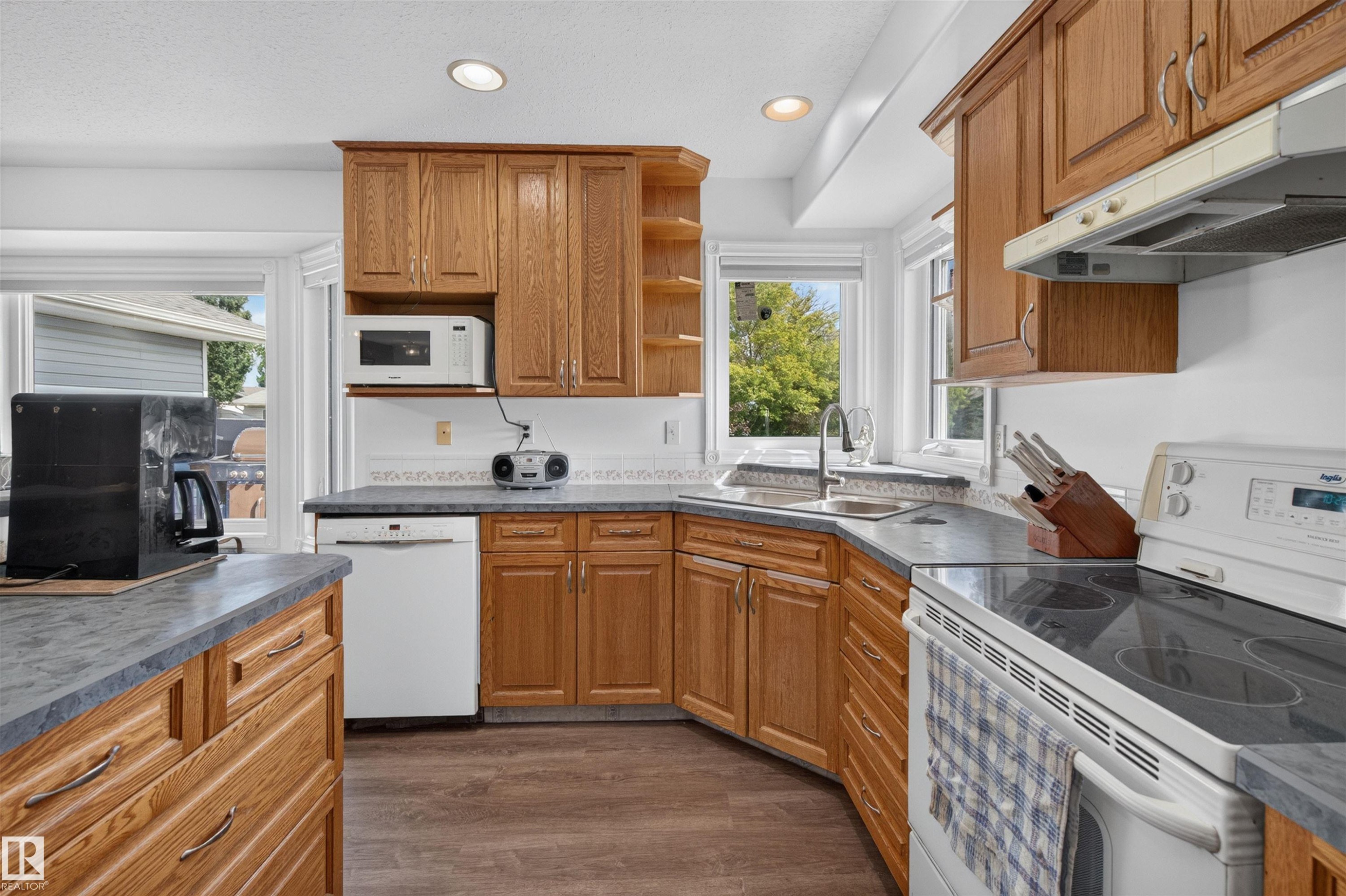 6000 54 Avenue, Camrose, AB - Indoor Photo Showing Kitchen