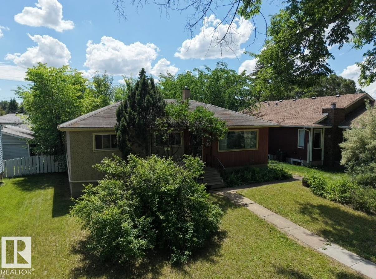 Single-story residence featuring a shingle roof and a combination of stucco and wood siding - 8719 67 Avenue Nw, Edmonton, AB - Outdoor