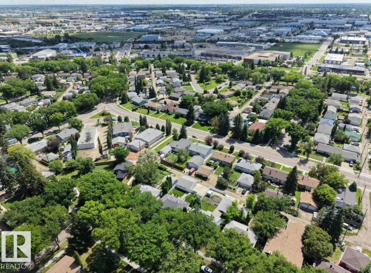 Aerial perspective of a residential neighborhood with a mix of single-family homes and multi-unit structures - 8719 67 Avenue Nw, Edmonton, AB - Outdoor With View
