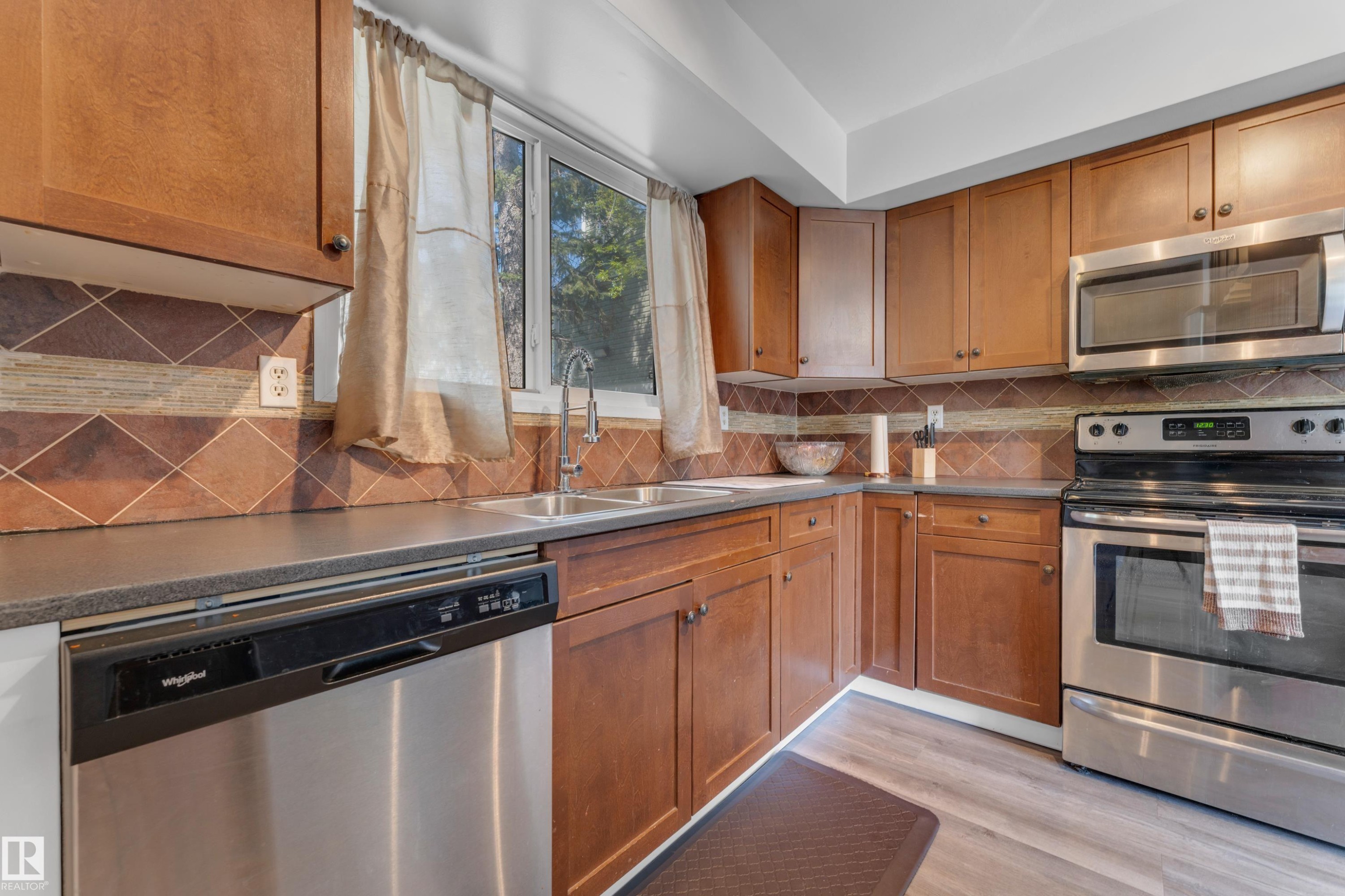 45 1820 56 Street, Edmonton, AB - Indoor Photo Showing Kitchen With Double Sink