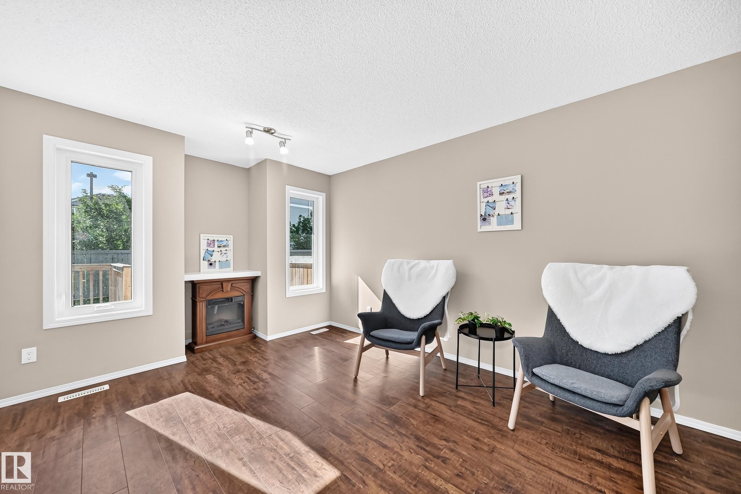 1806 Rutherford Road Sw, Edmonton, AB - Indoor Photo Showing Living Room