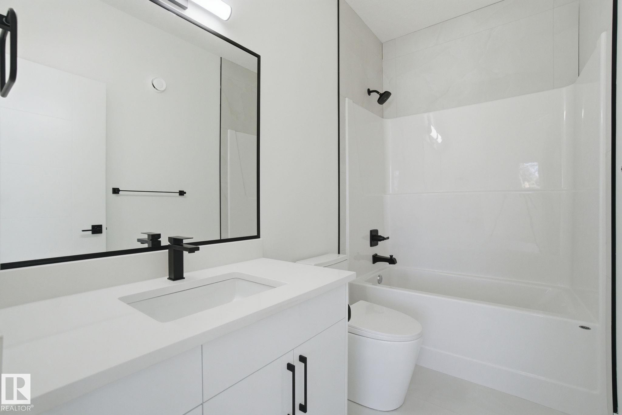 7603 92 Avenue Nw, Edmonton, AB - Indoor Photo Showing Bathroom